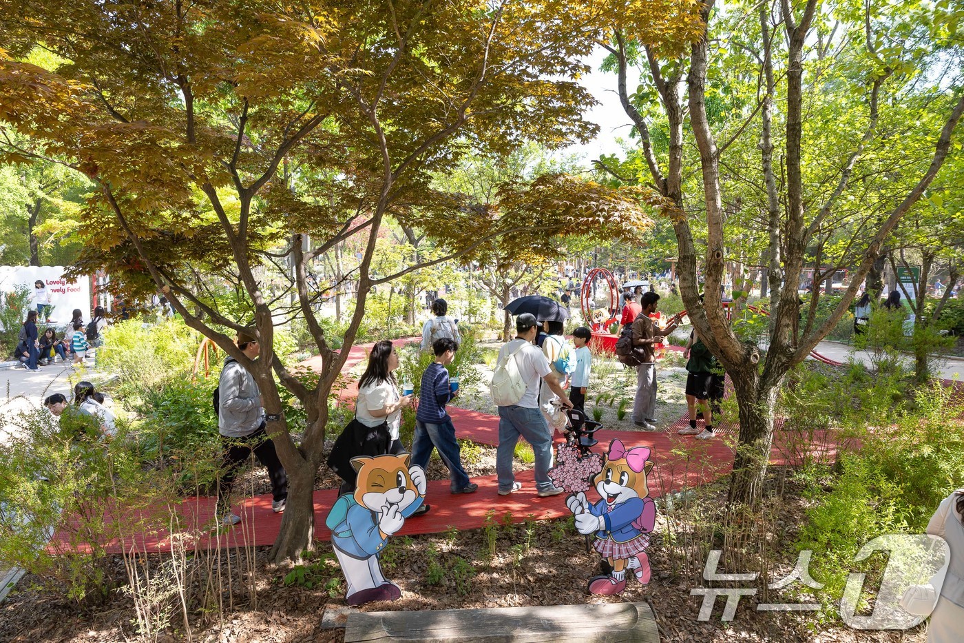 (서울=뉴스1) = 롯데월드는 지난 1일부터 10월 27일까지 서울 성수동 서울숲에서 열린 ‘2026 서울국제정원박람회’에 참가해 ‘꿈의 루프(Fantasy Loop)’ 정원을 선 …