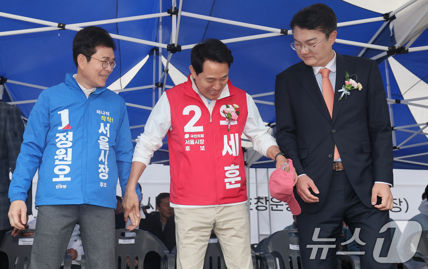 (서울=뉴스1) 오대일 기자 = 정원오 더불어민주당 서울시장 후보(왼쪽부터)와 오세훈 국민의힘 서울시장 후보, 김정철 개혁신당 서울시장 후보가 3일 오전 서울 용산구 효창운동장에서 …