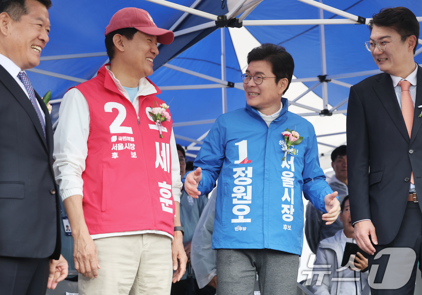 (서울=뉴스1) 오대일 기자 = 정원오 더불어민주당 서울시장 후보와 오세훈 국민의힘 서울시장 후보가 3일 오전 서울 용산구 효창운동장에서 열린 제44회 서울특별시장기 축구대회 개회 …