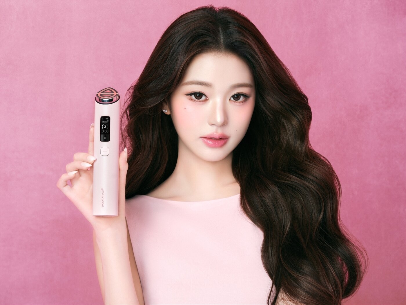 본문 이미지 - 메디큐브 에이지알 '부스터 프로 X2' 제품 사진.(에이피알 제공)