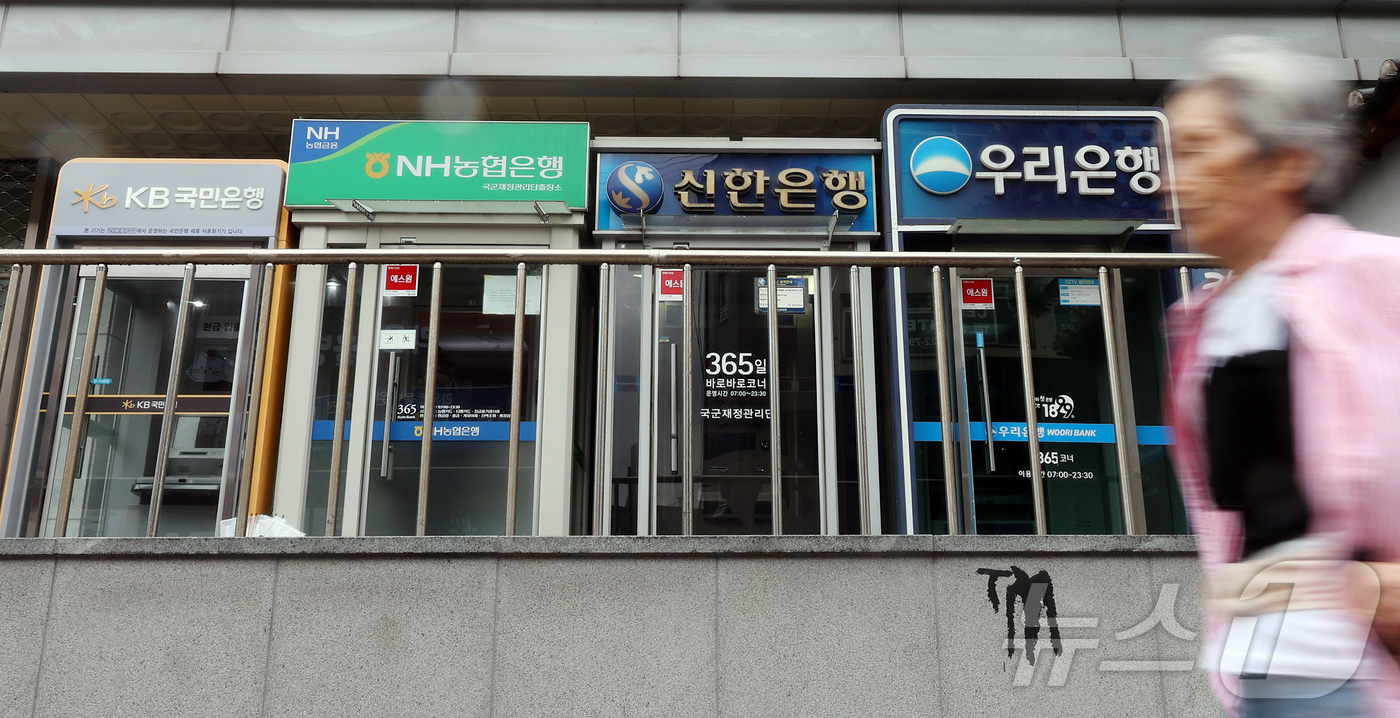(서울=뉴스1) 김진환 기자 = 3일 금융권에 따르면 KB·신한·하나·우리금융 등 4대 금융이 공개한 올해 1분기 말 추정손실 규모는 총 2조9963억원으로 집계됐다.이는 사실상 …