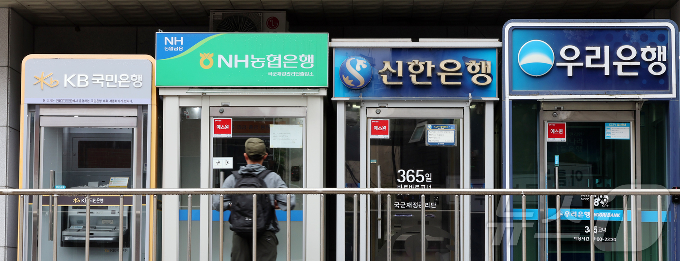 (서울=뉴스1) 김진환 기자 = 3일 금융권에 따르면 KB·신한·하나·우리금융 등 4대 금융이 공개한 올해 1분기 말 추정손실 규모는 총 2조9963억원으로 집계됐다.이는 사실상 …