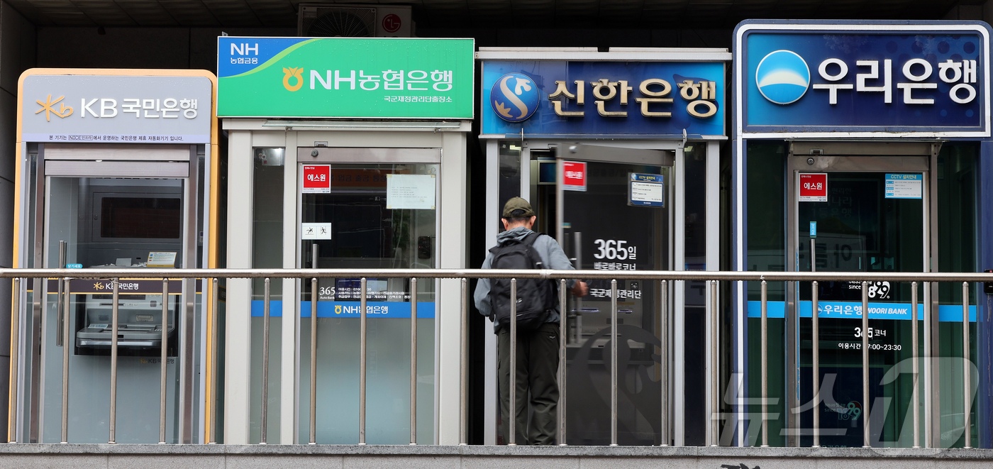(서울=뉴스1) 김진환 기자 = 3일 금융권에 따르면 KB·신한·하나·우리금융 등 4대 금융이 공개한 올해 1분기 말 추정손실 규모는 총 2조9963억원으로 집계됐다.이는 사실상 …