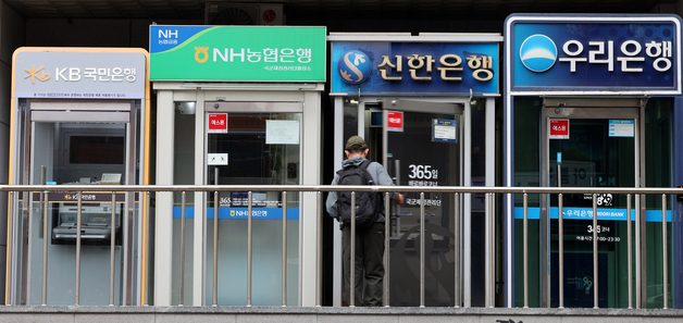 현금결제 줄자 수송·ATM 업계 경영난…한은 "유통시스템 위축 우려"