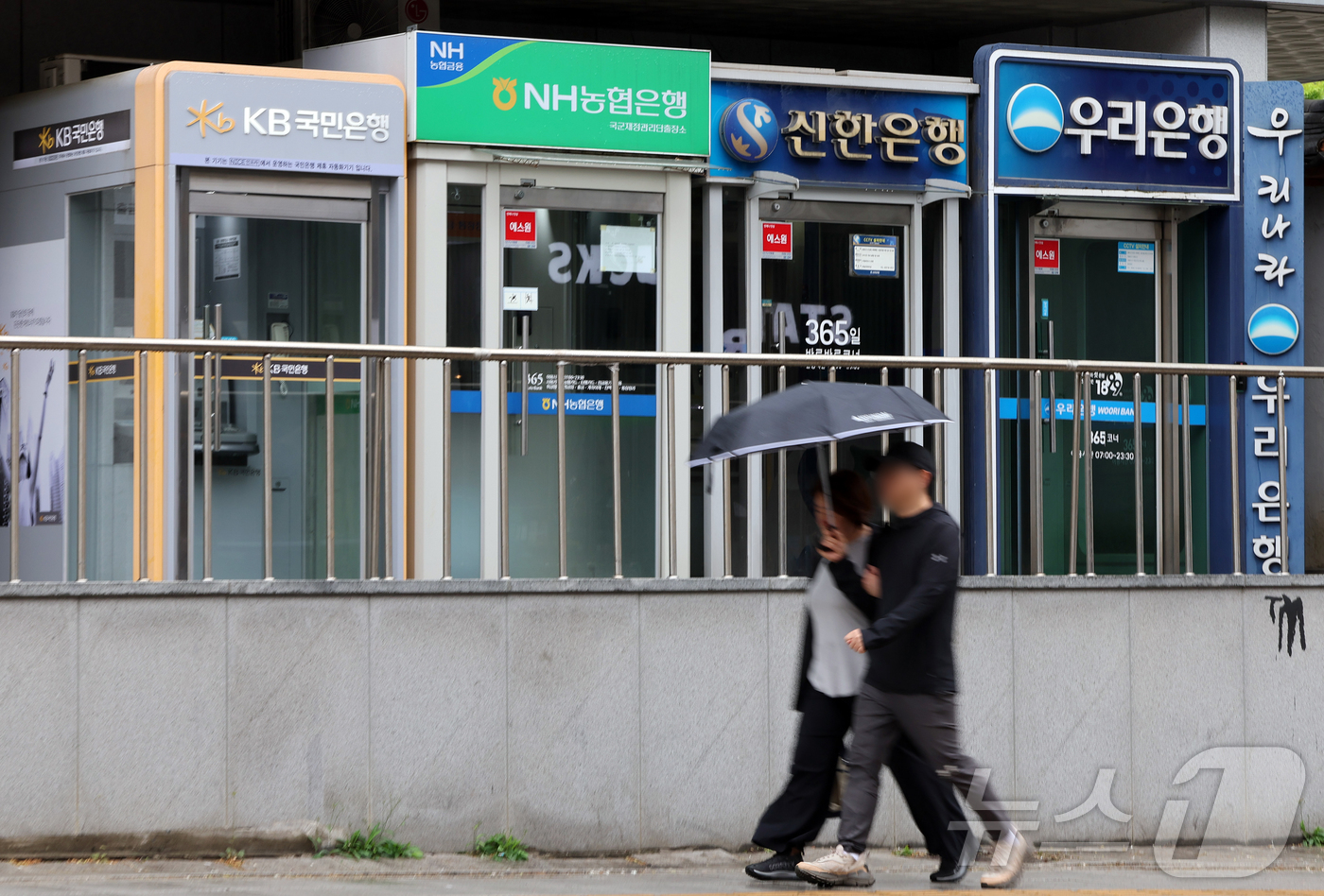 (서울=뉴스1) 김진환 기자 = 3일 금융권에 따르면 KB·신한·하나·우리금융 등 4대 금융이 공개한 올해 1분기 말 추정손실 규모는 총 2조9963억원으로 집계됐다.이는 사실상 …