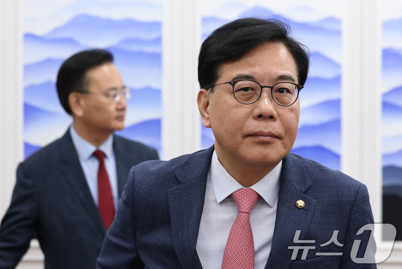 본문 이미지 - 송언석 국민의힘 원내대표가 3일 서울 여의도 국회에서 조작기소 특검법 관련 기자간담회에 참석하고 있다. 왼쪽은 유상범 원내운영수석부대표. 2026.5.3 ⓒ 뉴스1 유승관 기자