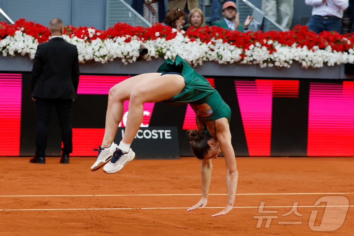 (AFP=뉴스1) 송원영 기자 = 마르타 코스튜크(23위·우크라이나)가 2일(현지 시간) 스페인 마드리드에서 열린 WTA1000 무투아 마드리드 오픈 단식 결승에서 미라 안드레예바 …