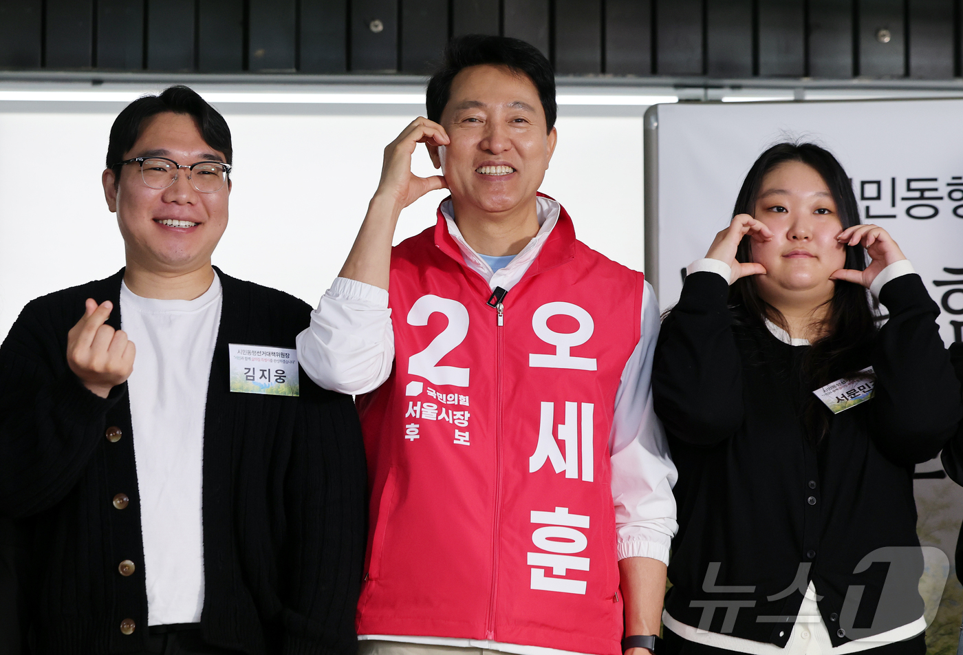 (서울=뉴스1) 김진환 기자 = 오세훈 국민의힘 서울시장 후보가 3일 서울 종로구 Nuguna에서 열린 ‘삶의질특별시 서울 선대위-시민동행선거대책위원장단 간담회에 참석해 참석자들과 …