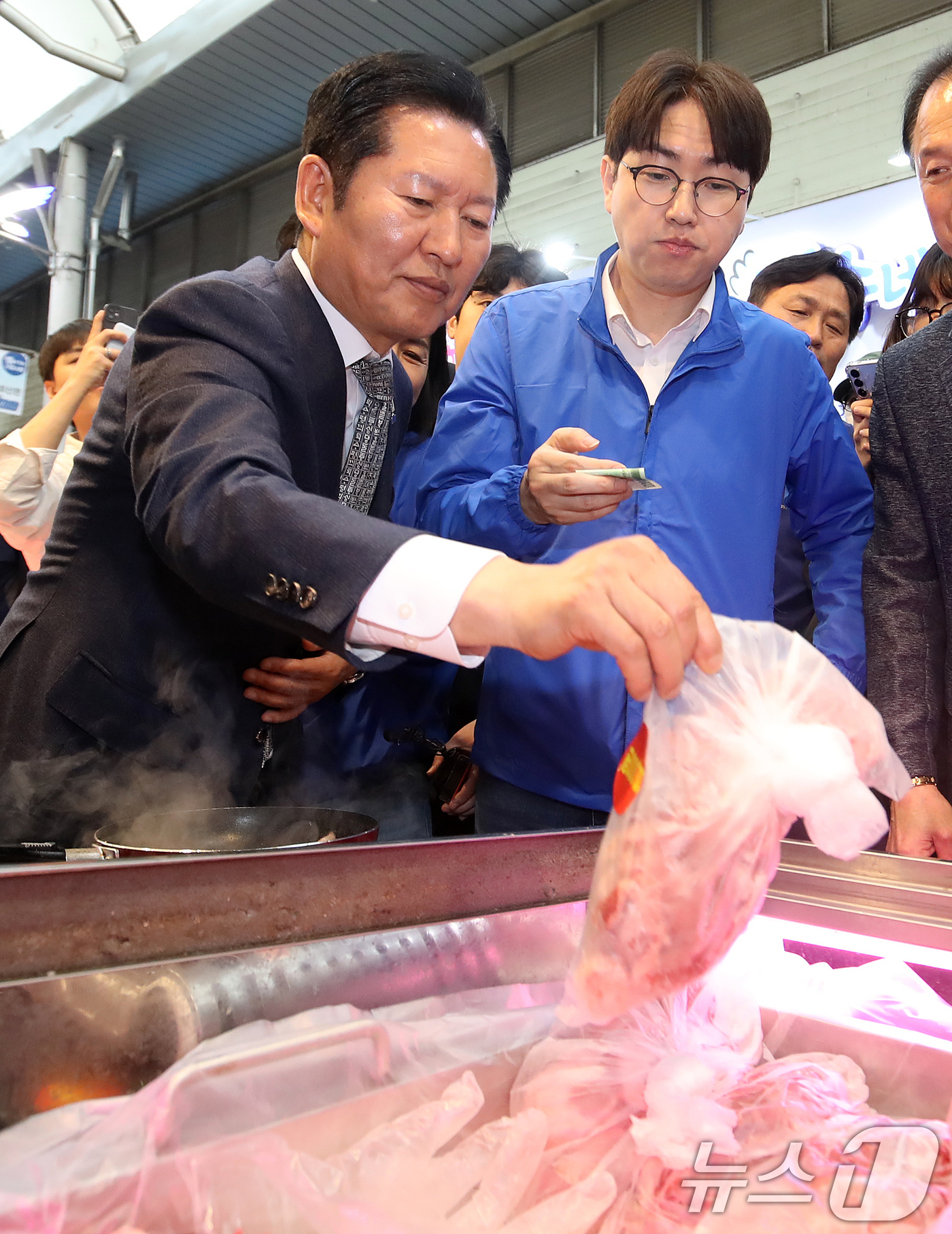 (부산=뉴스1) 윤일지 기자 = 정청래 더불어민주당 대표와 부산 북갑 국회의원 보궐선거에 출마하는 하정우 전 청와대 AI미래기획수석이 3일 부산 북구 구포시장을 찾아 고기를 구입하 …