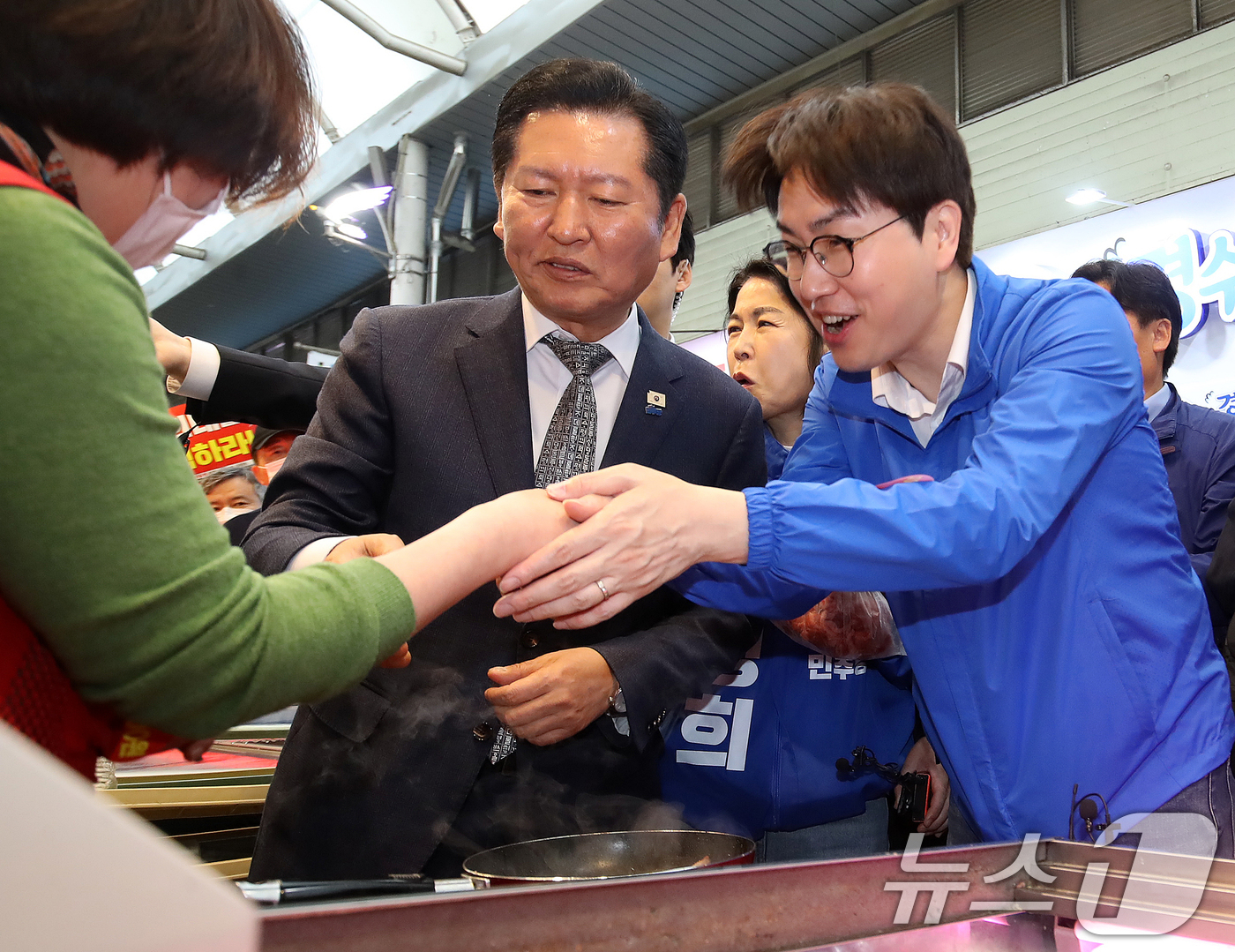(부산=뉴스1) 윤일지 기자 = 정청래 더불어민주당 대표와 부산 북갑 국회의원 보궐선거에 출마하는 하정우 전 청와대 AI미래기획수석이 3일 부산 북구 구포시장을 찾아 상인들과 인사 …