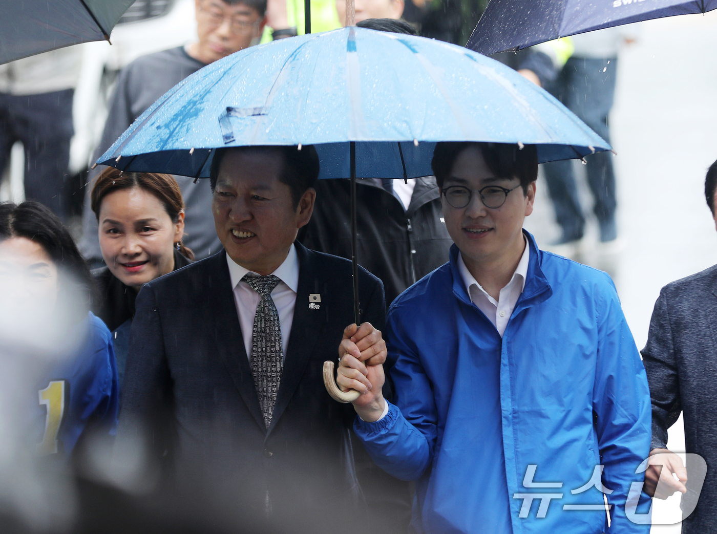(부산=뉴스1) 윤일지 기자 = 정청래 더불어민주당 대표와 부산 북갑 국회의원 보궐선거에 출마하는 하정우 전 청와대 AI미래기획수석이 3일 함께 우산을 쓰고 부산 북구 구포시장으로 …