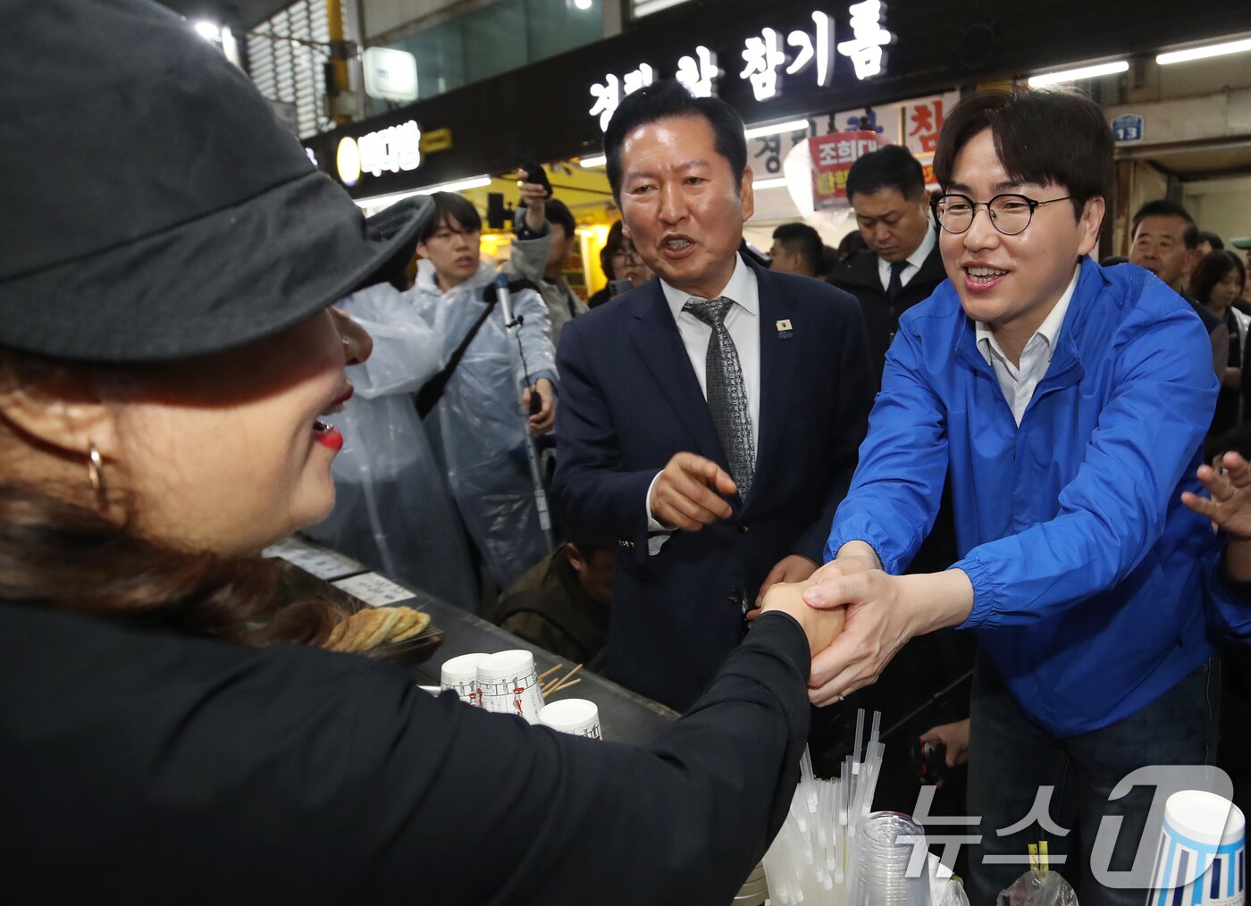 본문 이미지 - 정청래 더불어민주당 대표와 부산 북갑 국회의원 보궐선거에 출마하는 하정우 전 청와대 AI미래기획수석이 3일 부산 북구 구포시장을 찾아 상인들과 인사를 나누고 있다. 2026.5.3 ⓒ 뉴스1 윤일지 기자