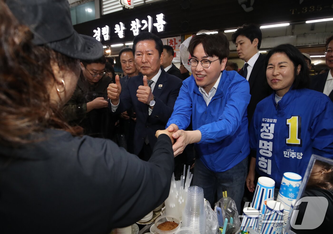 본문 이미지 - 정청래 더불어민주당 대표와 부산 북갑 국회의원 보궐선거에 출마하는 하정우 전 청와대 AI미래기획수석이 3일 부산 북구 구포시장을 찾아 상인들과 인사를 나누고 있다. 2026.5.3 ⓒ 뉴스1 윤일지 기자