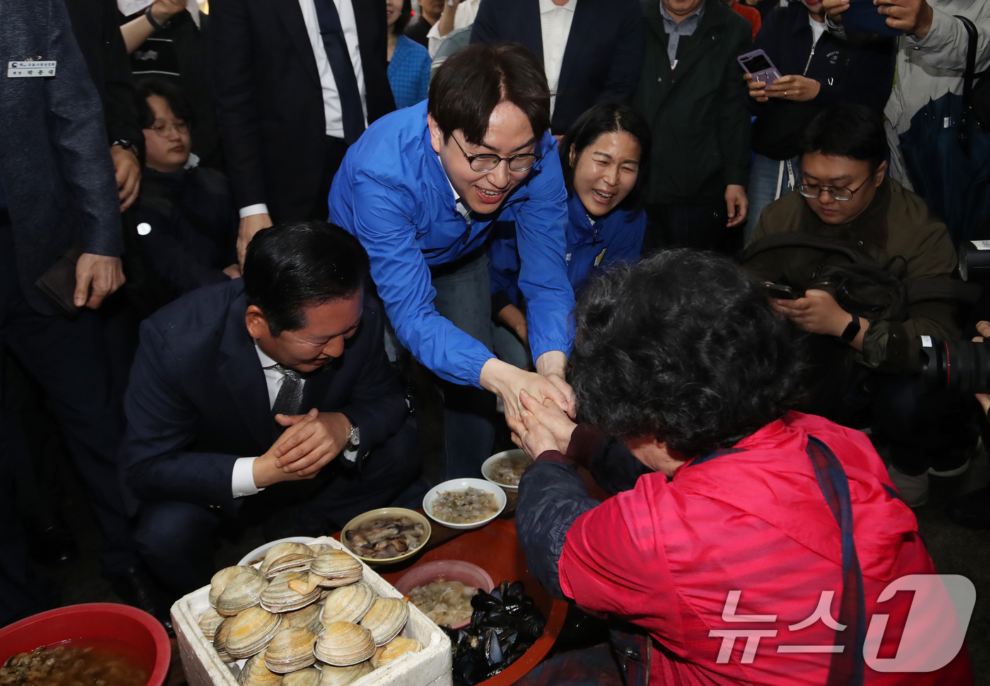 (부산=뉴스1) 윤일지 기자 = 정청래 더불어민주당 대표와 부산 북갑 국회의원 보궐선거에 출마하는 하정우 전 청와대 AI미래기획수석이 3일 부산 북구 구포시장을 찾아 상인들과 인사 …