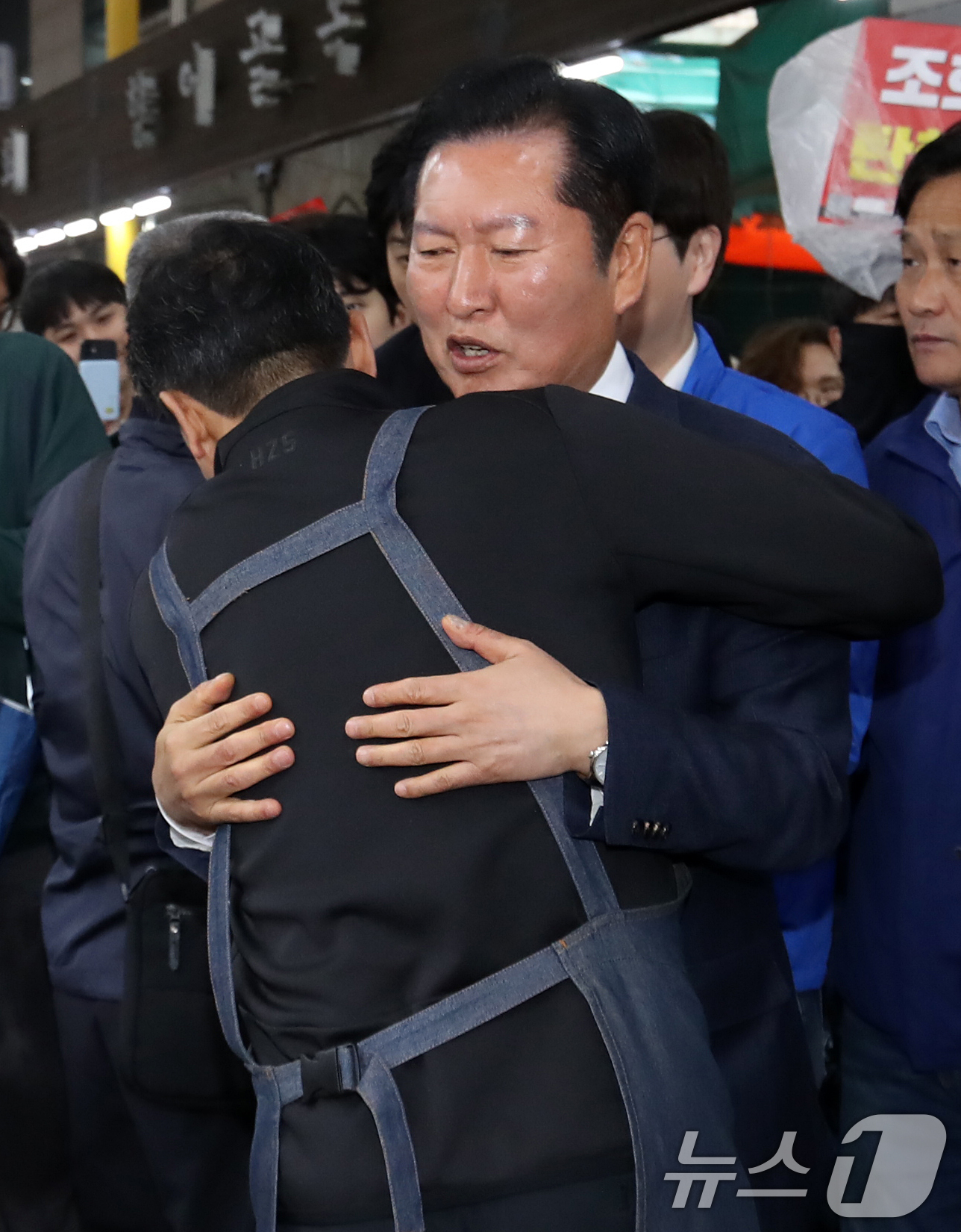 (부산=뉴스1) 윤일지 기자 = 정청래 더불어민주당 대표가 3일 부산 북구 구포시장을 찾아 상인과 포옹하고 있다. 2026.5.3/뉴스1