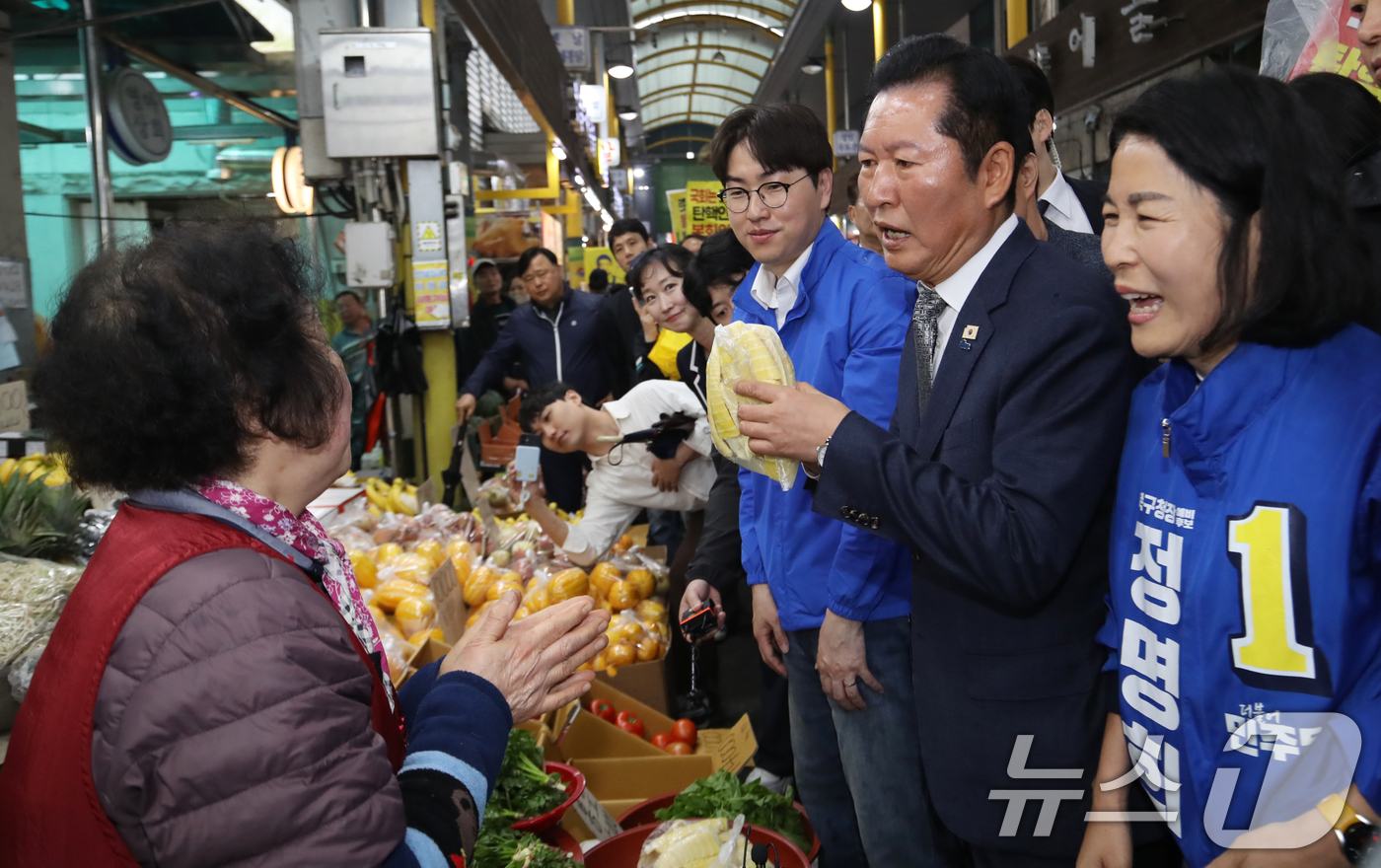 (부산=뉴스1) 윤일지 기자 = 정청래 더불어민주당 대표와 부산 북갑 국회의원 보궐선거에 출마하는 하정우 전 청와대 AI미래기획수석이 3일 부산 북구 구포시장을 찾아 상인들과 인사 …