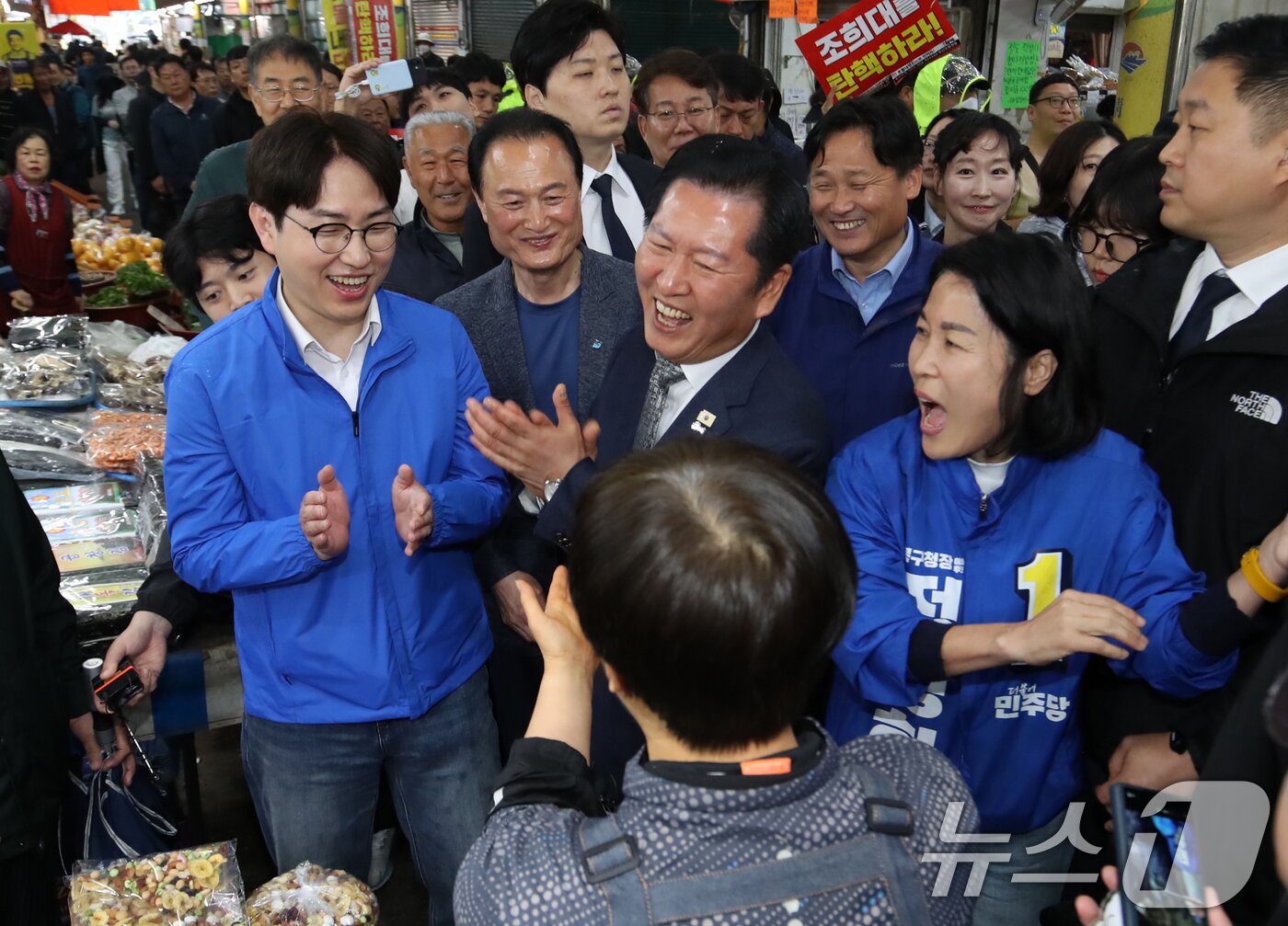본문 이미지 - 정청래 더불어민주당 대표와 부산 북갑 국회의원 보궐선거에 출마하는 하정우 전 청와대 AI미래기획수석이 3일 부산 북구 구포시장을 찾아 상인들과 인사를 나누고 있다. 2026.5.3 ⓒ 뉴스1 윤일지 기자