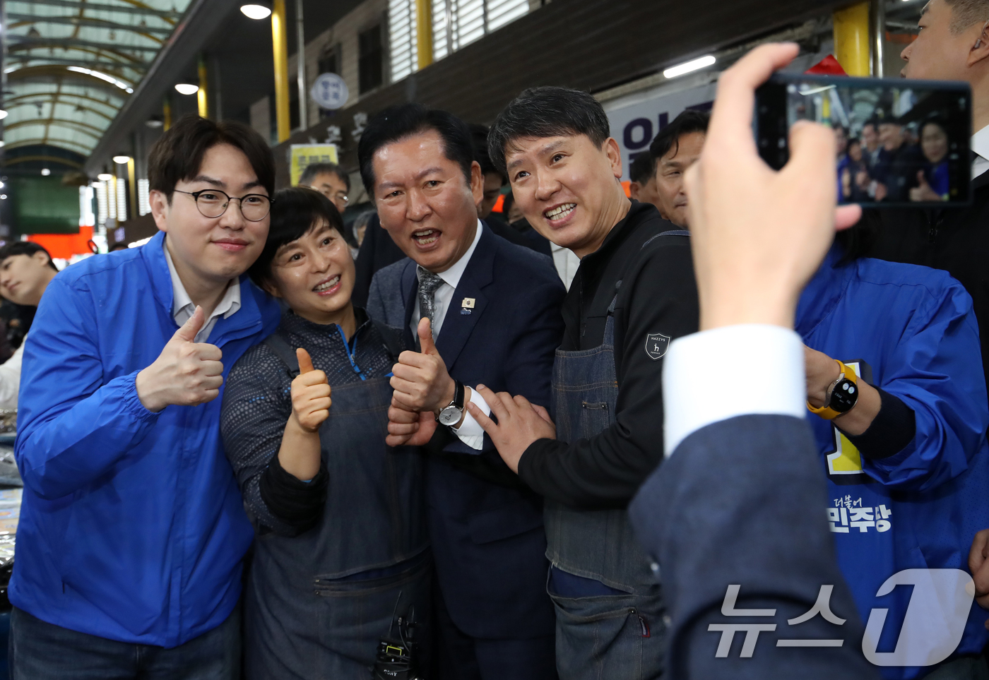 (부산=뉴스1) 윤일지 기자 = 정청래 더불어민주당 대표와 부산 북갑 국회의원 보궐선거에 출마하는 하정우 전 청와대 AI미래기획수석이 3일 부산 북구 구포시장을 찾아 상인들과 사진 …