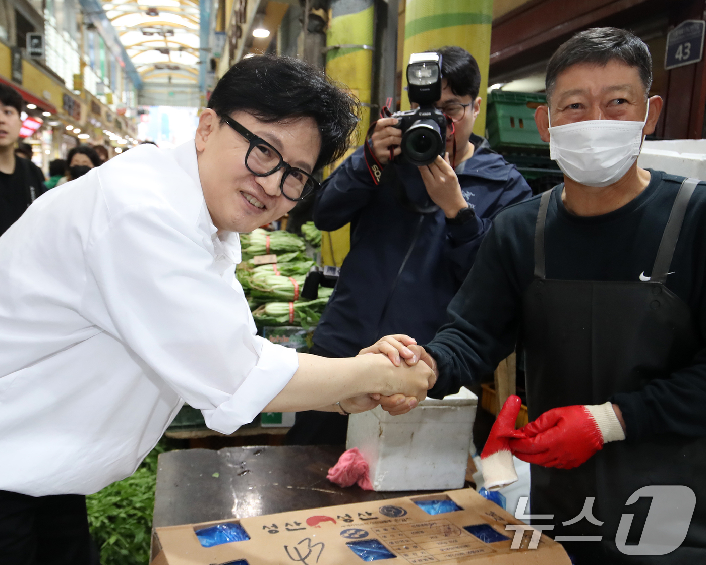 (부산=뉴스1) 윤일지 기자 = 한동훈 전 국민의힘 대표가 3일 부산 북구 구포시장을 찾아 상인들과 인사를 나누고 있다.  2026.5.3/뉴스1
