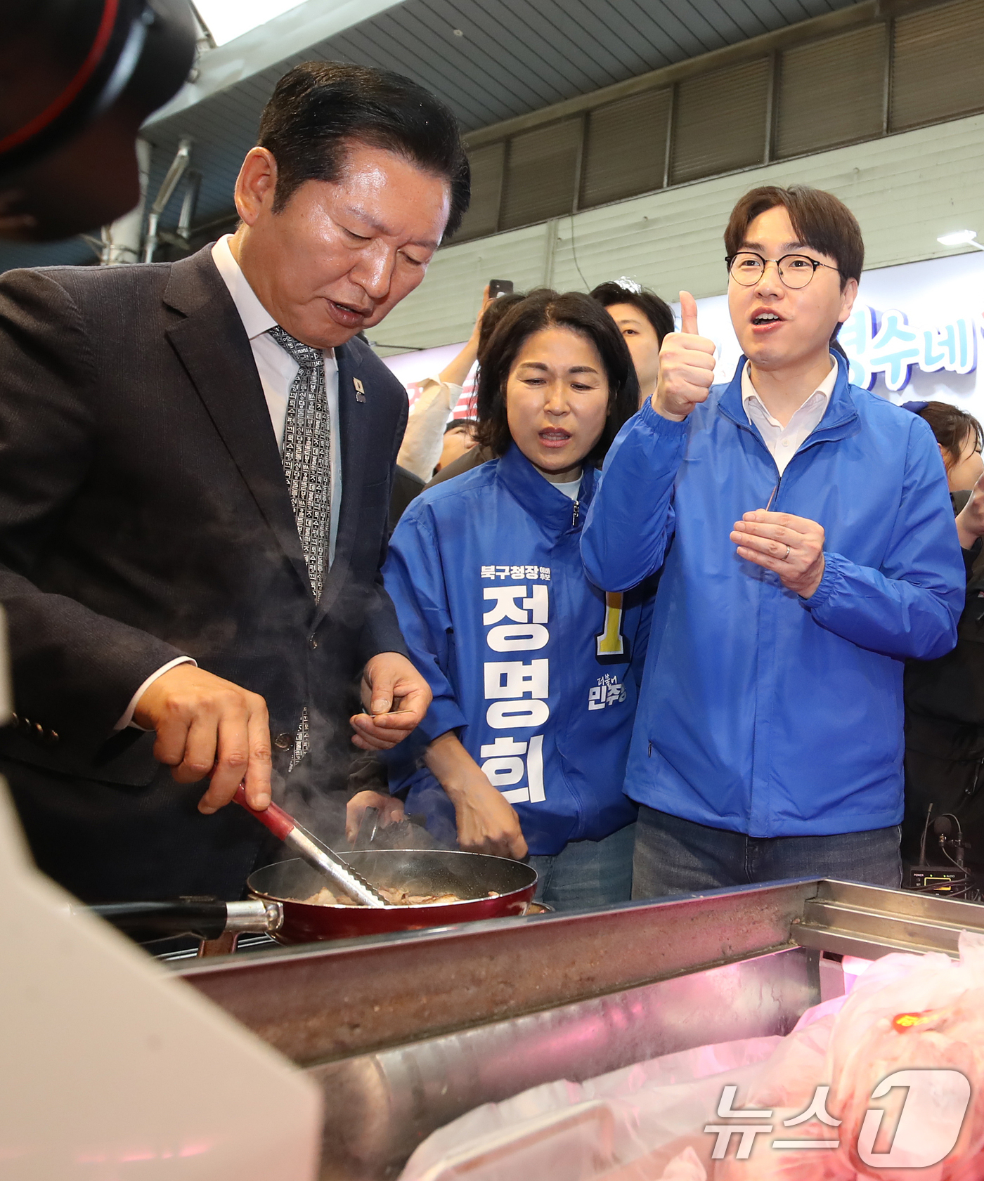 (부산=뉴스1) 윤일지 기자 = 정청래 더불어민주당 대표와 부산 북갑 국회의원 보궐선거에 출마하는 하정우 전 청와대 AI미래기획수석이 3일 부산 북구 구포시장을 찾아 고기를 맛보고 …