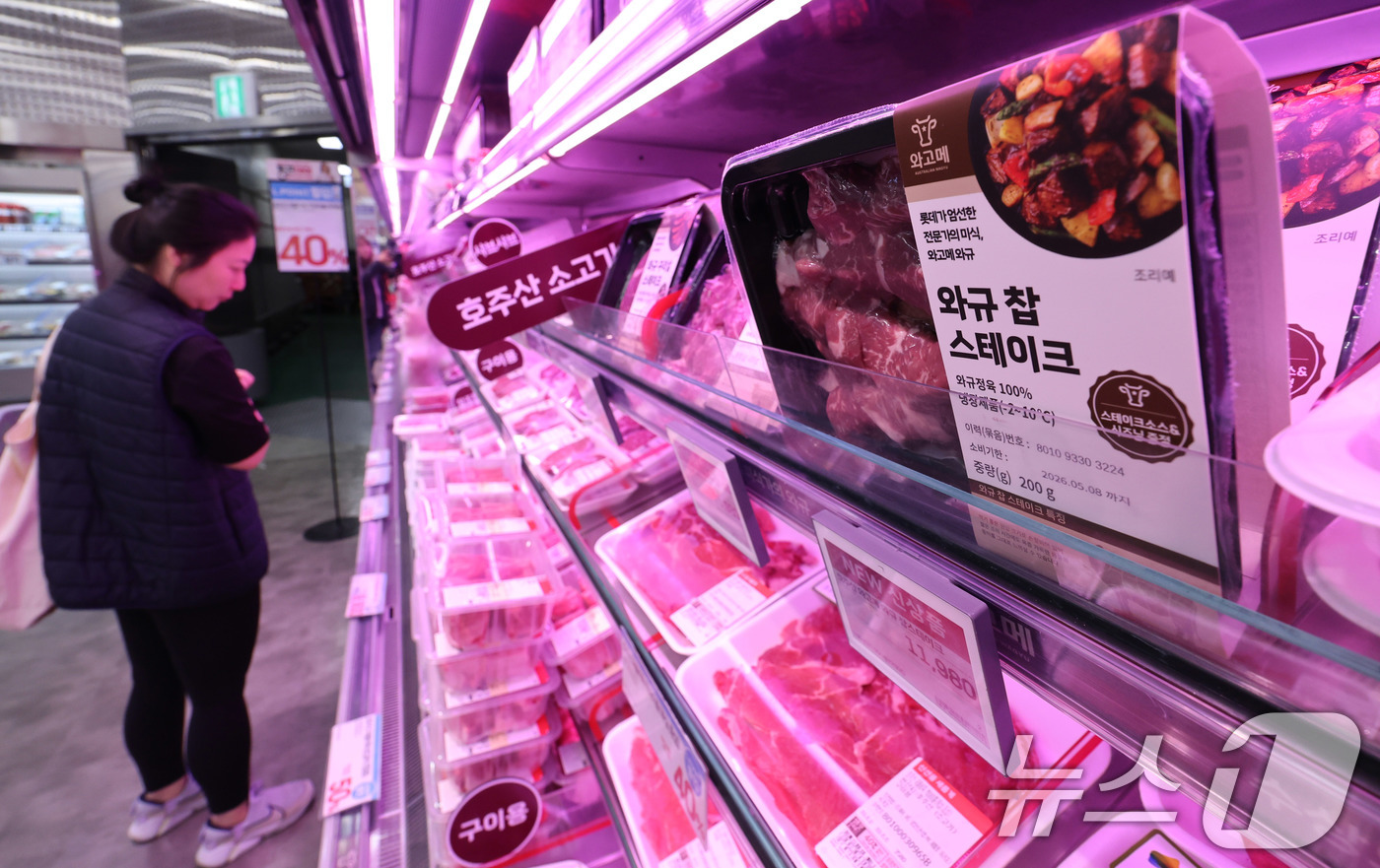 (서울=뉴스1) 박지혜 기자 = 3일 서울의 한 대형마트에서 소비자들이 고급 식재료를 살펴보고 있다.고물가 여파로 외식 대신 집에서 고급 요리를 즐기는 ‘홈 다이닝’ 수요가 늘며 …