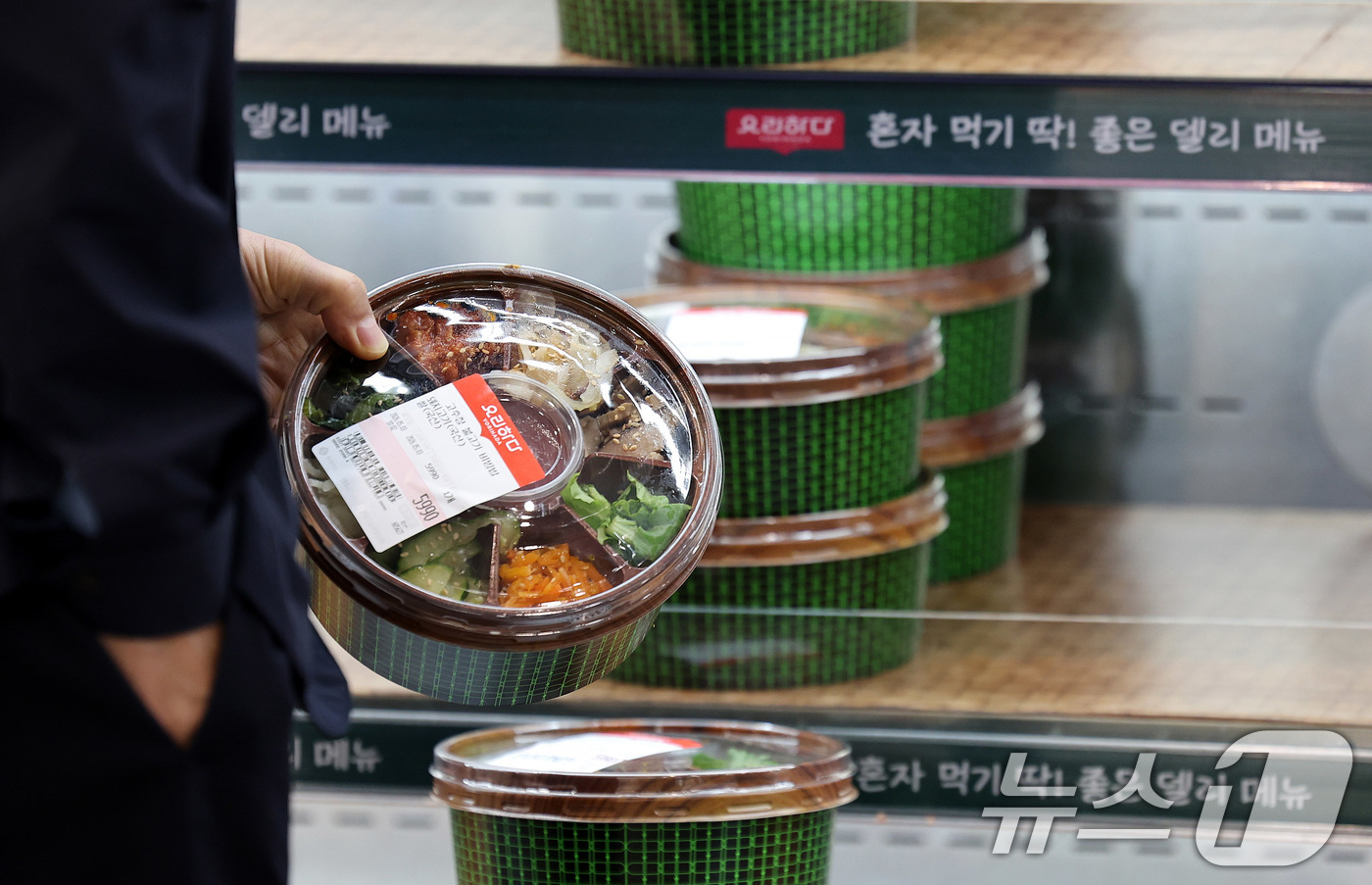 (서울=뉴스1) 박지혜 기자 = 3일 서울의 한 대형마트에서 시민이 소용량 식품을 고르고 있다. 1인 가구 증가와 외식 물가 상승 영향으로 식품을 소량으로 구매해 여러 번 나눠 먹 …