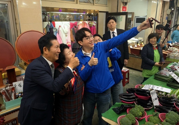 부산 북구 구포시장에서 상인과 사진을 찍고 있는 정청래·하정우·정명희