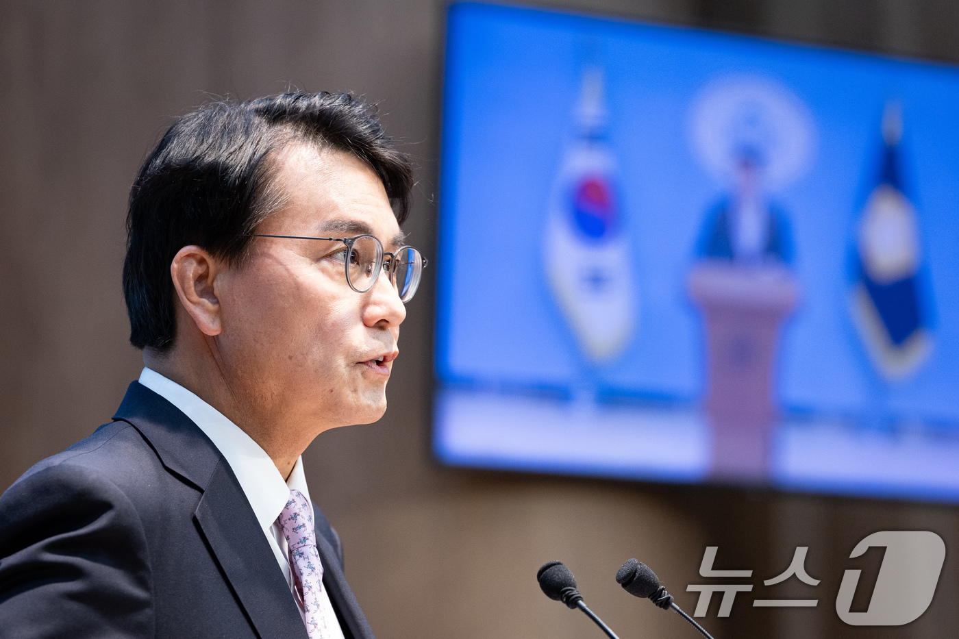(서울=뉴스1) 유승관 기자 = 윤상현 국민의힘 의원이 3일 서울 여의도 국회 소통관에서 조작기소 특검법 관련 기자회견을 하고 있다. 2026.5.3/뉴스1