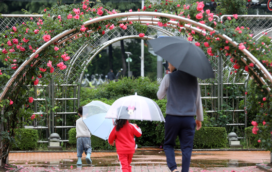 "월요일 전국 비, 출근길 우산 챙기세요"…화요일까지 최대 40㎜