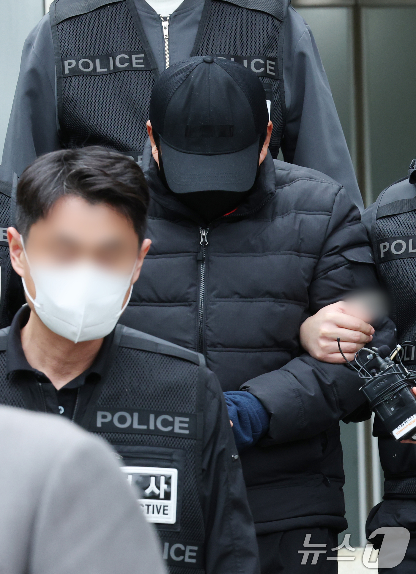 (수원=뉴스1) 김영운 기자 = 텔레그램 마약왕 박왕열에게 마약을 공급한 혐의를 받는 최 모 씨가 3일 경기 수원시 장안구 경기남부경찰청 마약·국제범죄수사대에서 구속 전 피의자 심 …