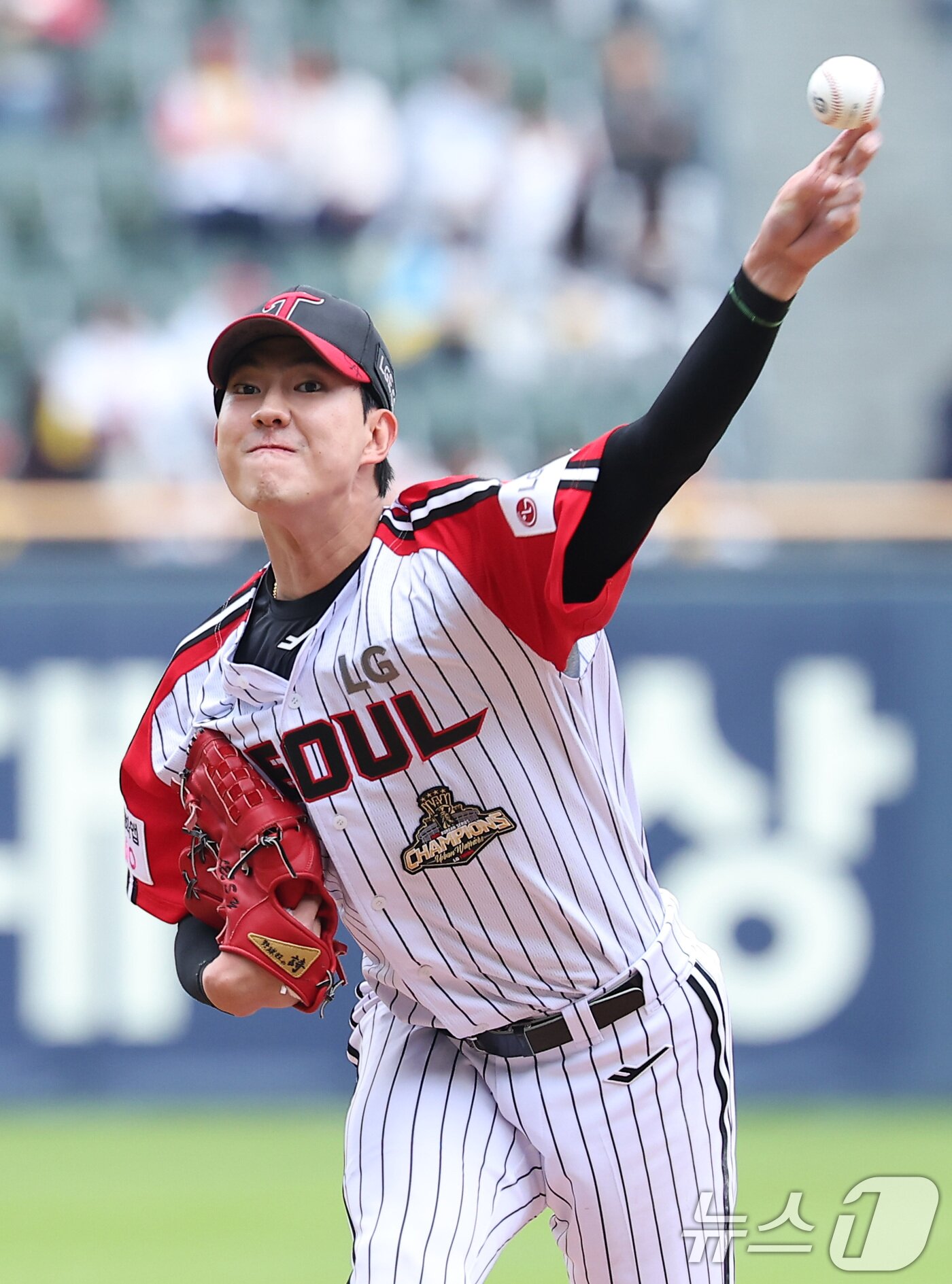 본문 이미지 - LG 선발 이상영이 3일 서울 송파구 잠실야구장에서 열린 '2026 신한 SOL KBO리그' NC 다이노스와 LG 트윈스의 경기에서 역투하고 있다. 2026.5.3 ⓒ 뉴스1 김성진 기자
