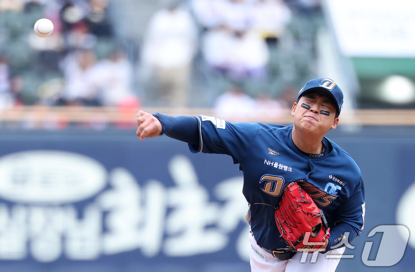 (서울=뉴스1) 김성진 기자 = NC선발 신민혁이 3일 서울 송파구 잠실야구장에서 열린 '2026 신한 SOL KBO리그' NC 다이노스와 LG 트윈스의 경기에서 역투하고 있다. …