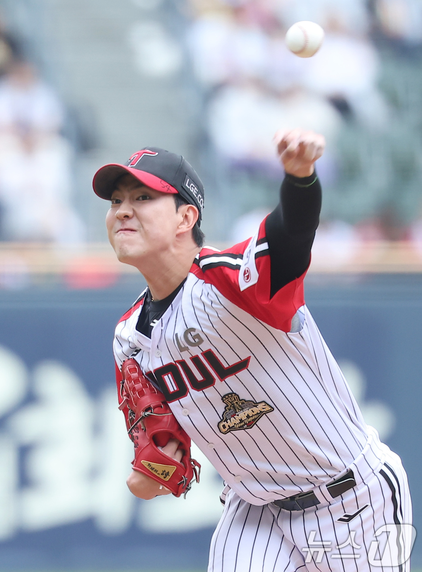 (서울=뉴스1) 김성진 기자 = LG 선발 이상영이 3일 서울 송파구 잠실야구장에서 열린 '2026 신한 SOL KBO리그' NC 다이노스와 LG 트윈스의 경기에서 역투하고 있다. …