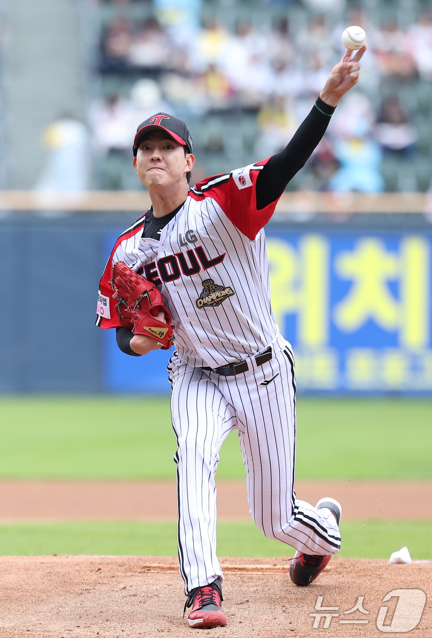 (서울=뉴스1) 김성진 기자 = LG 선발 이상영이 3일 서울 송파구 잠실야구장에서 열린 '2026 신한 SOL KBO리그' NC 다이노스와 LG 트윈스의 경기에서 역투하고 있다. …