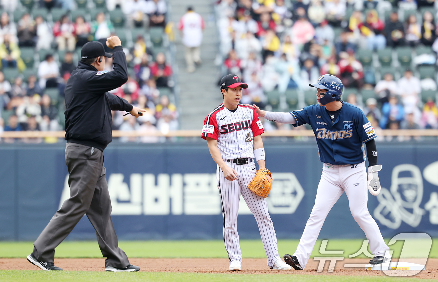 (서울=뉴스1) 김성진 기자 = 3일 서울 송파구 잠실야구장에서 열린 '2026 신한 SOL KBO리그' NC 다이노스와 LG 트윈스의 경기, NC 박건우가 2회초 무사 1루 도태 …