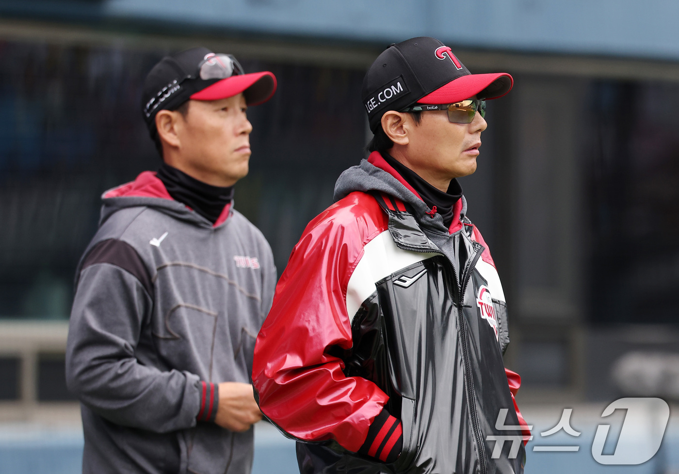 (서울=뉴스1) 김성진 기자 = 3일 서울 송파구 잠실야구장에서 열린 '2026 신한 SOL KBO리그' NC 다이노스와 LG 트윈스의 경기, LG 염경엽 감독이 2회초 무사 1루 …
