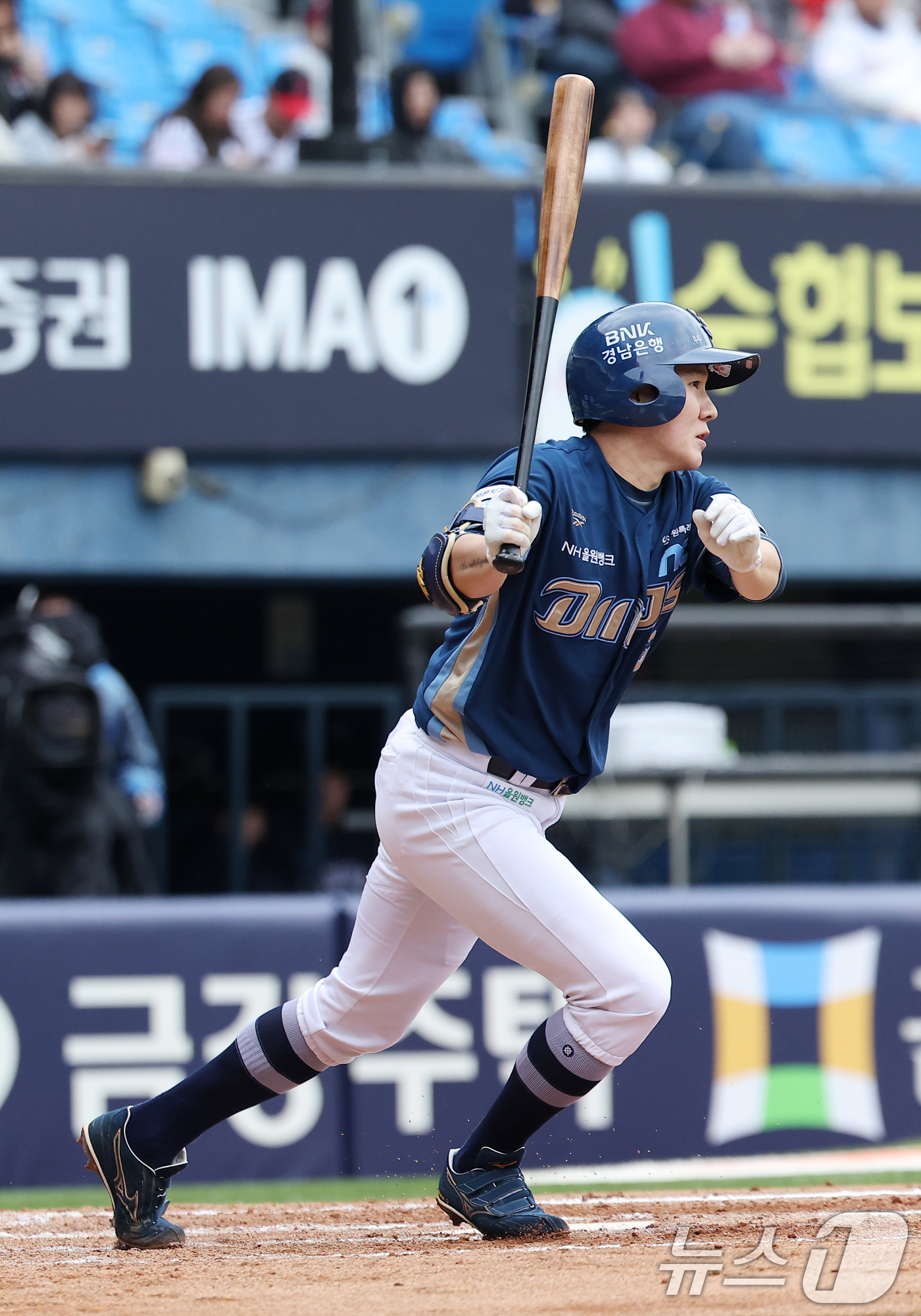 (서울=뉴스1) 김성진 기자 = 3일 서울 송파구 잠실야구장에서 열린 '2026 신한 SOL KBO리그' NC 다이노스와 LG 트윈스의 경기, NC 박민우가 3회초 1사 1,3루 …