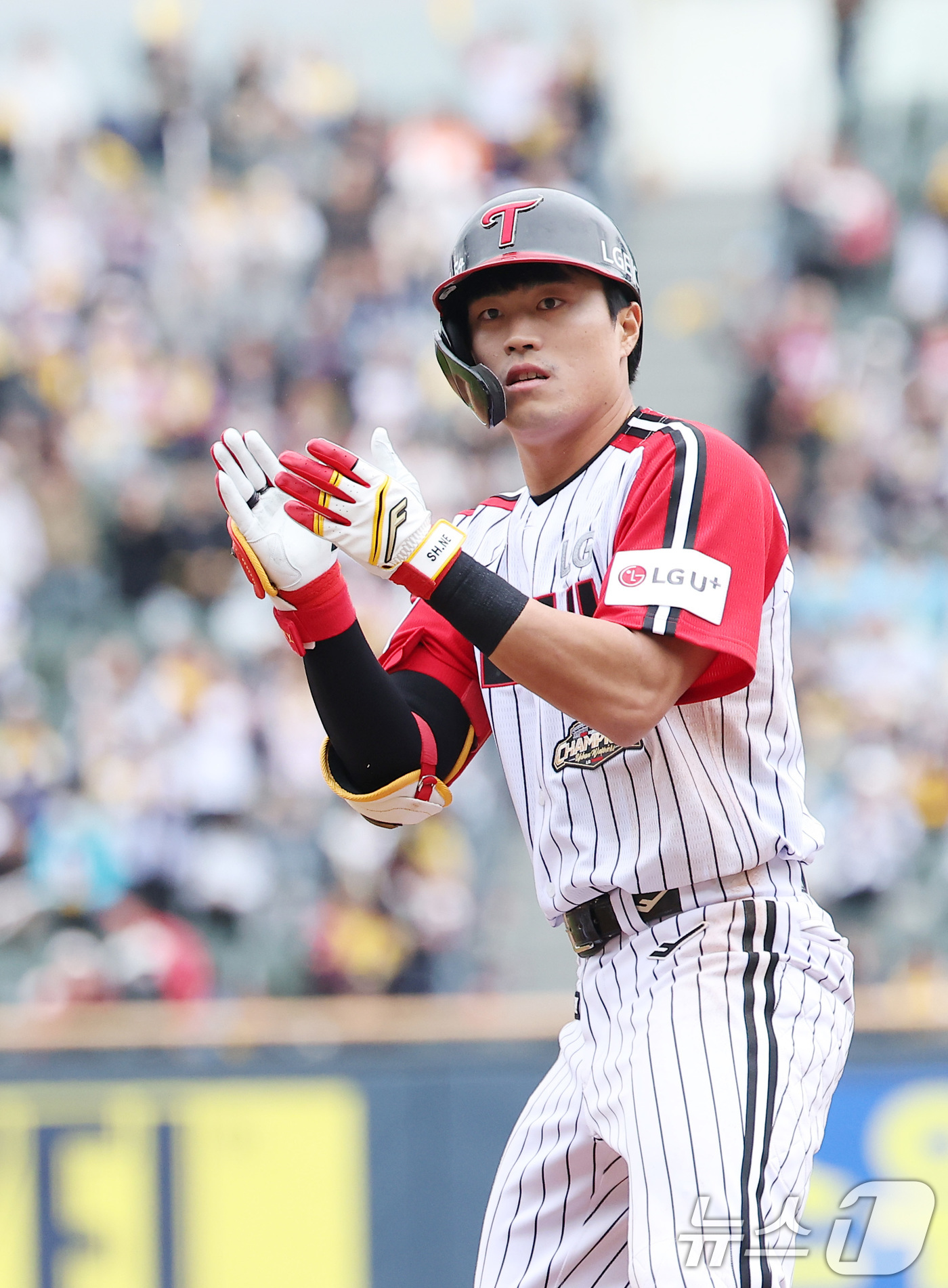 (서울=뉴스1) 김성진 기자 = 3일 서울 송파구 잠실야구장에서 열린 '2026 신한 SOL KBO리그' NC 다이노스와 LG 트윈스의 경기, LG 천성호가 3회말 2사 1,2루 …