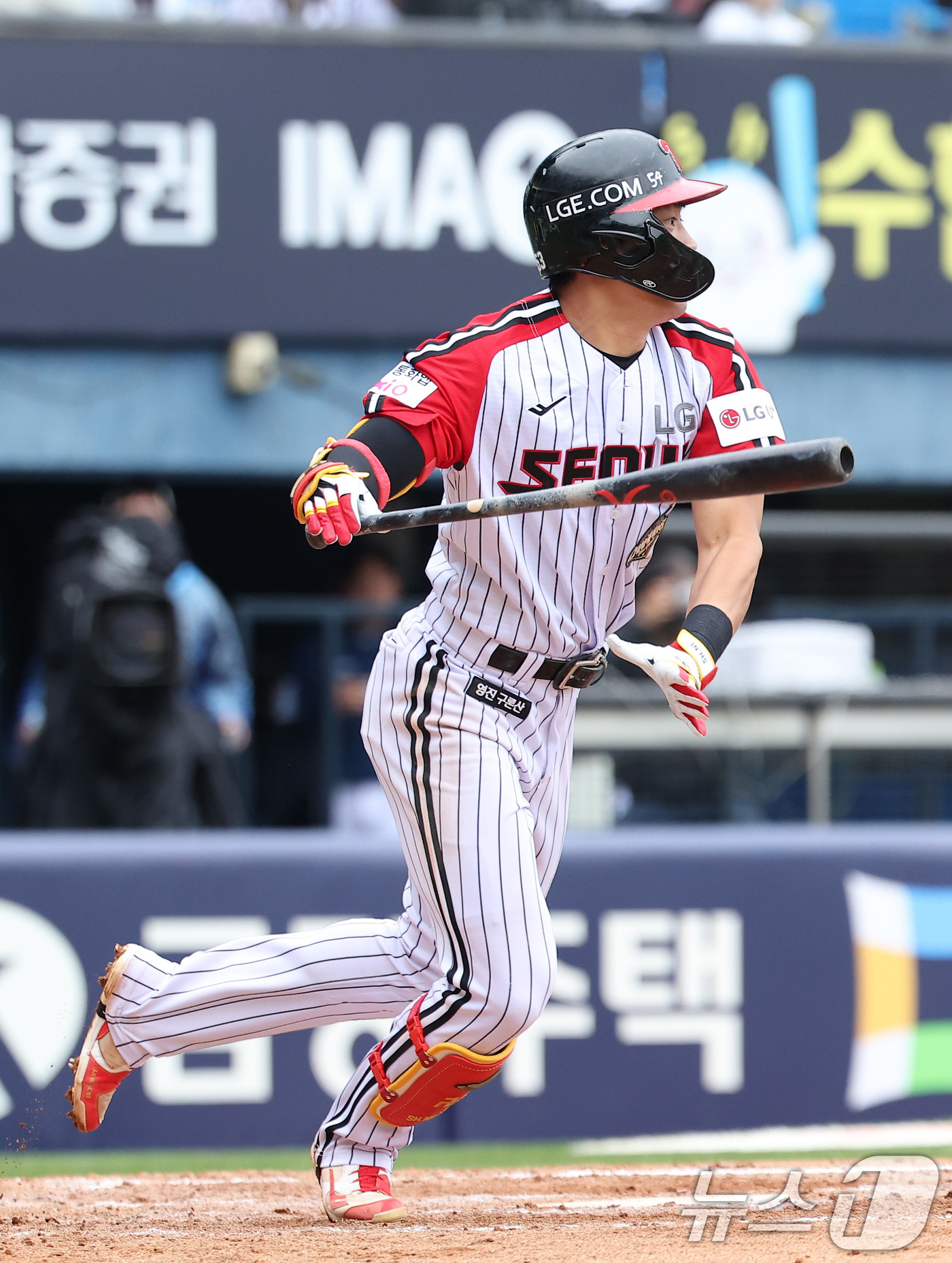 (서울=뉴스1) 김성진 기자 = 3일 서울 송파구 잠실야구장에서 열린 '2026 신한 SOL KBO리그' NC 다이노스와 LG 트윈스의 경기, LG 천성호가 3회말 2사 1,2루 …