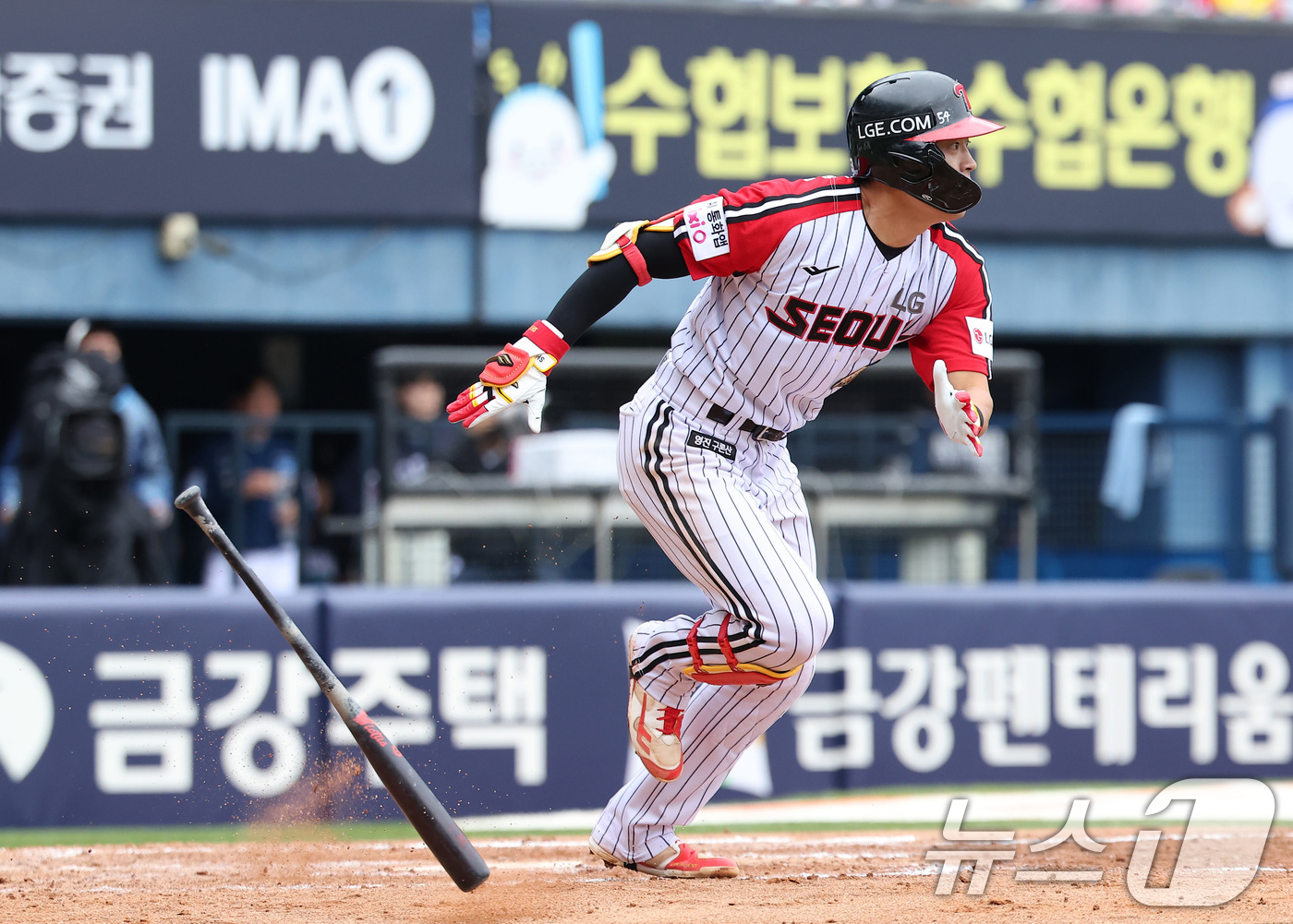 (서울=뉴스1) 김성진 기자 = 3일 서울 송파구 잠실야구장에서 열린 '2026 신한 SOL KBO리그' NC 다이노스와 LG 트윈스의 경기, LG 천성호가 3회말 2사 1,2루 …