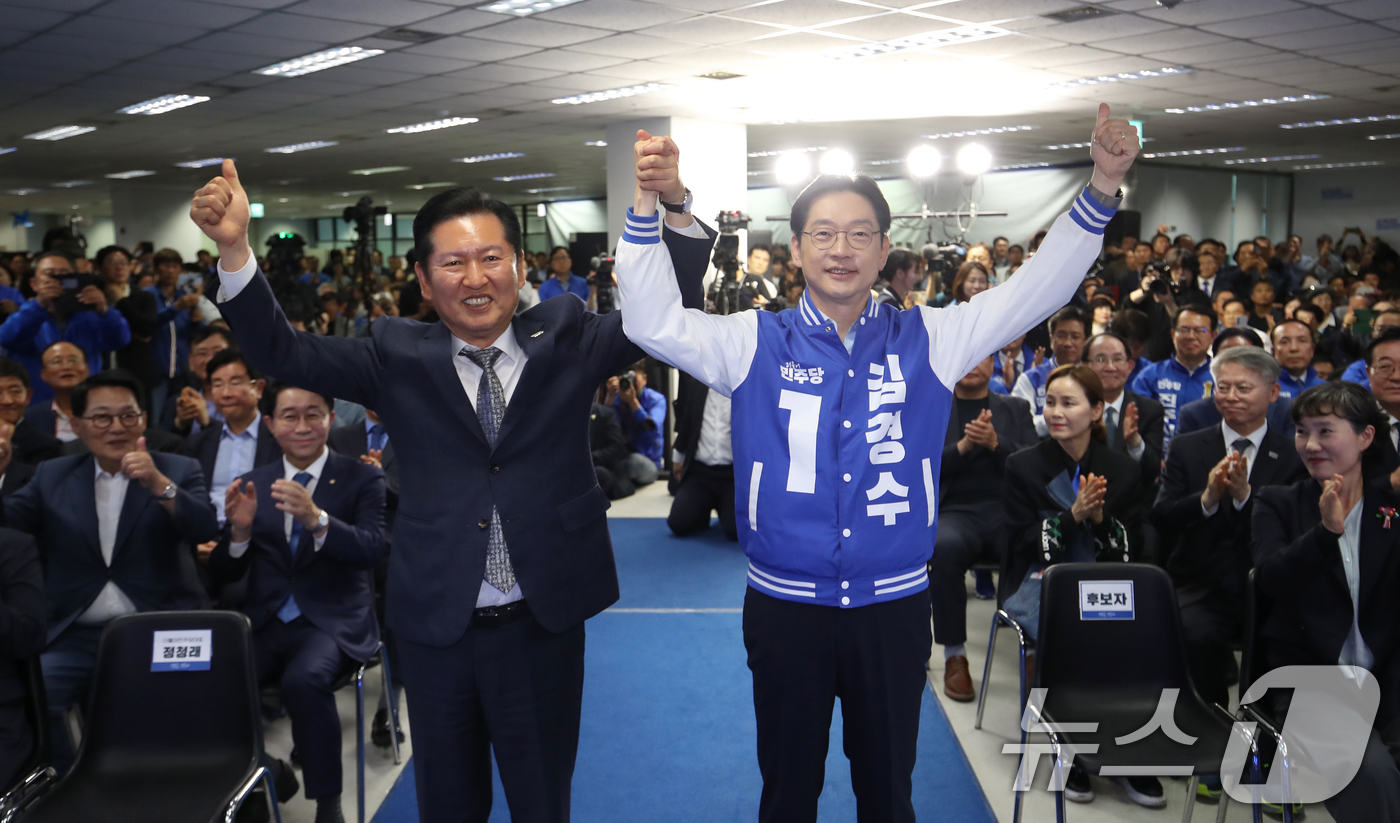 (창원=뉴스1) 윤일지 기자 = 정청래 더불어민주당 대표와 김경수 경남지사 후보가 3일 오후 경남 창원 성산구 김 후보의 선거사무소 개소식에서 손을 맞잡아 들어 올리고 있다. 20 …