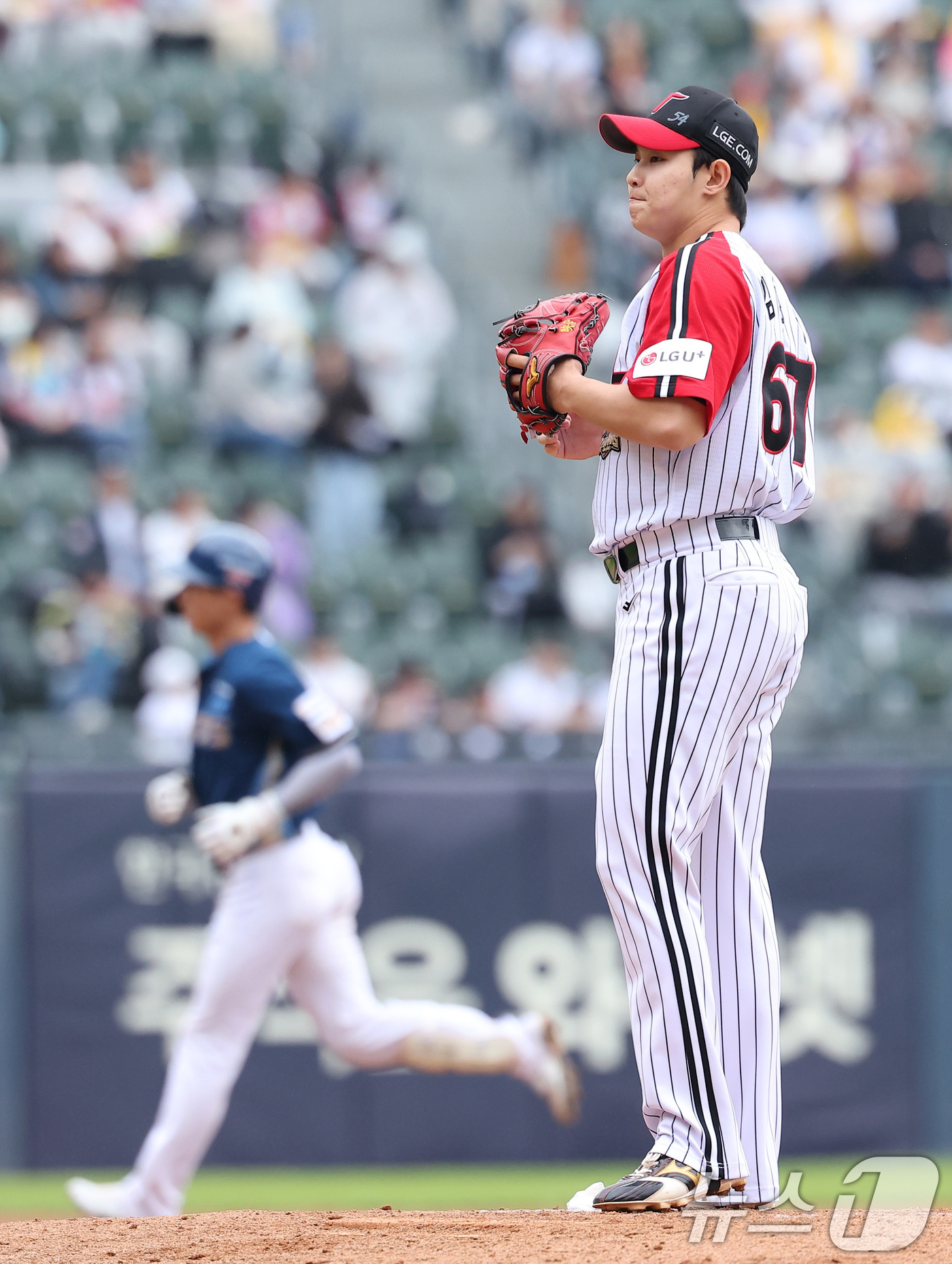 (서울=뉴스1) 김성진 기자 = 3일 서울 송파구 잠실야구장에서 열린 '2026 신한 SOL KBO리그' NC 다이노스와 LG 트윈스의 경기, LG 김영우가 4회초 1사 1,3루 …