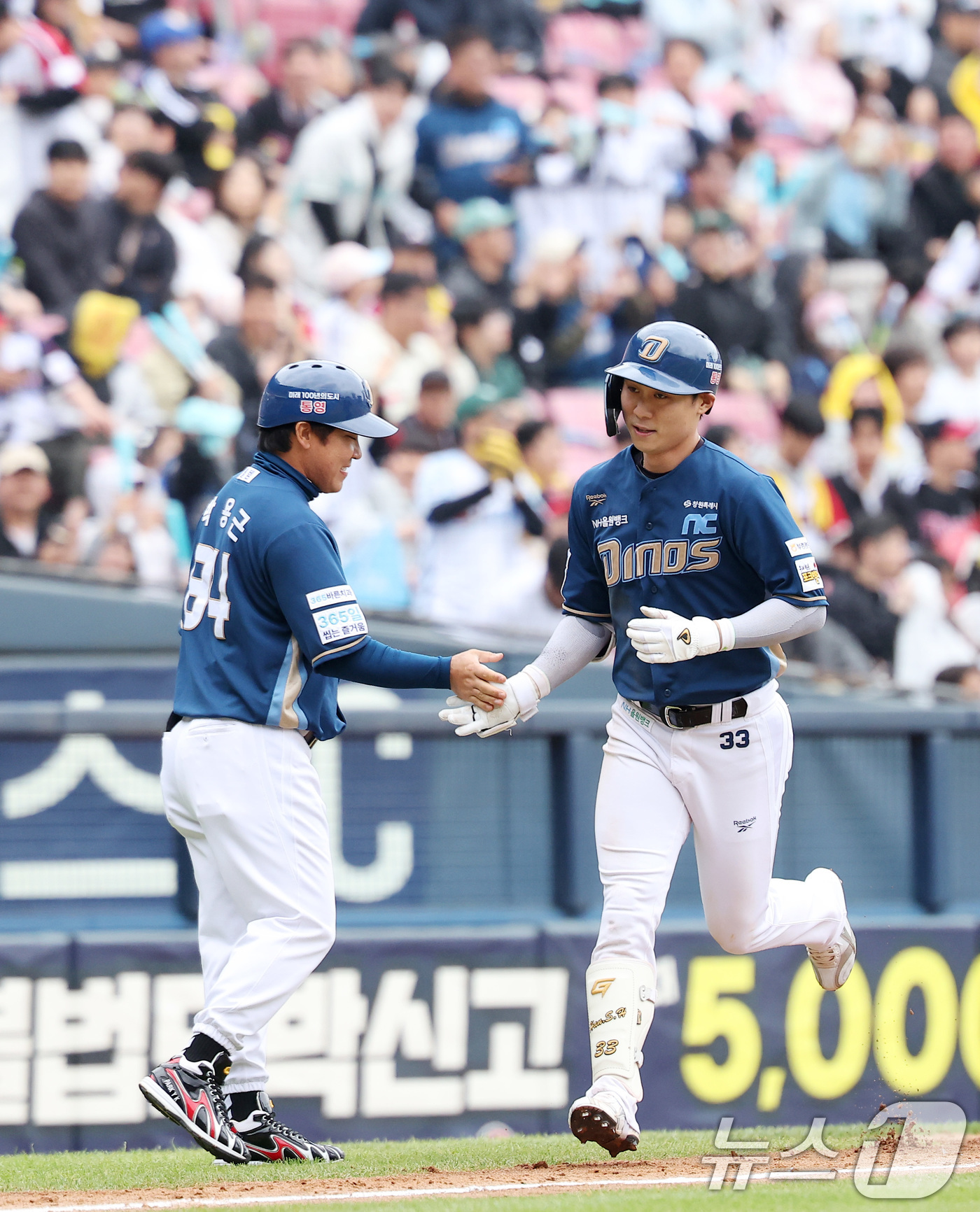 (서울=뉴스1) 김성진 기자 = 3일 서울 송파구 잠실야구장에서 열린 '2026 신한 SOL KBO리그' NC 다이노스와 LG 트윈스의 경기, NC 한석현이 4회초 1사 1,3루 …