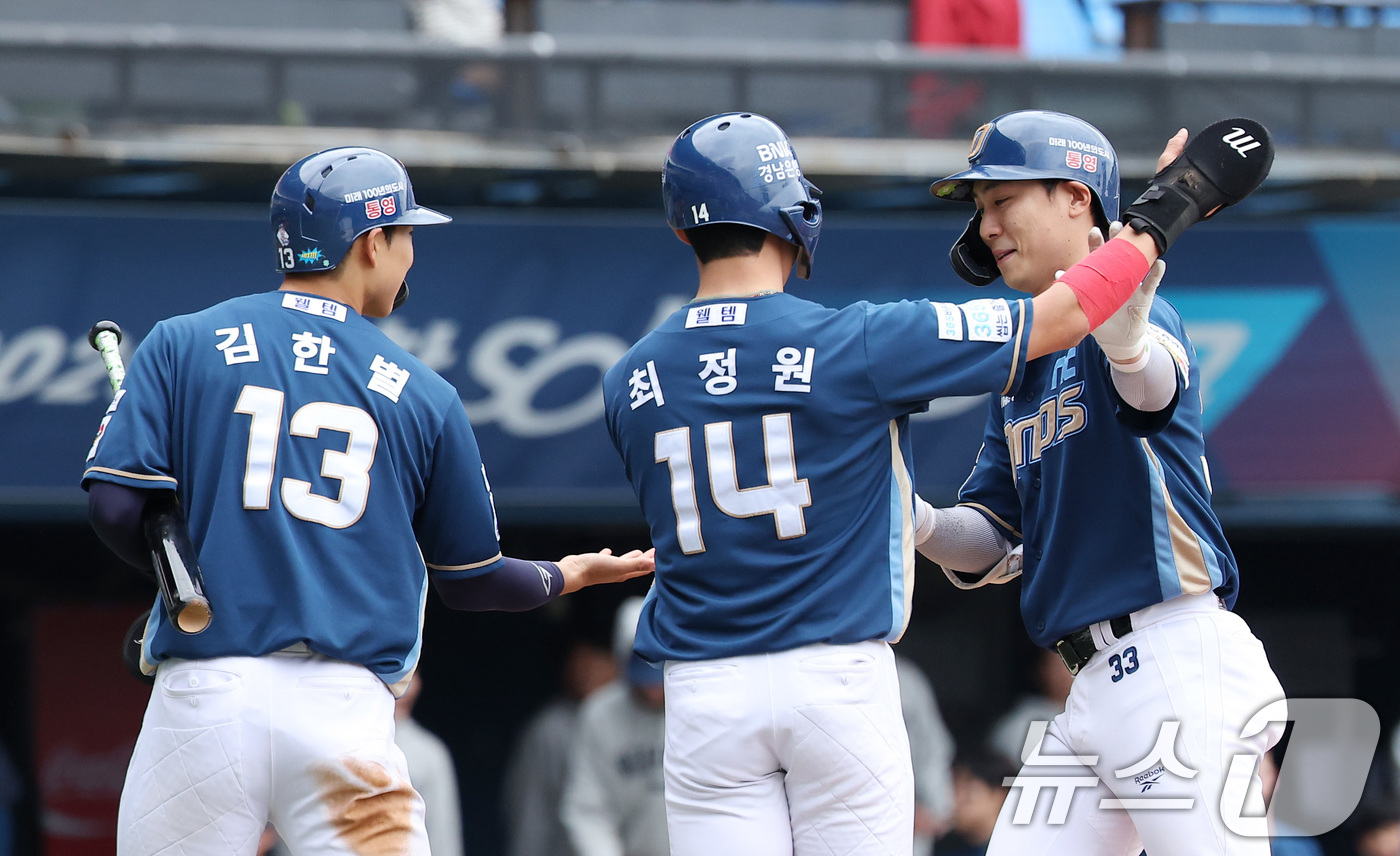 (서울=뉴스1) 김성진 기자 = 3일 서울 송파구 잠실야구장에서 열린 '2026 신한 SOL KBO리그' NC 다이노스와 LG 트윈스의 경기, NC 한석현이 4회초 1사 1,3루 …