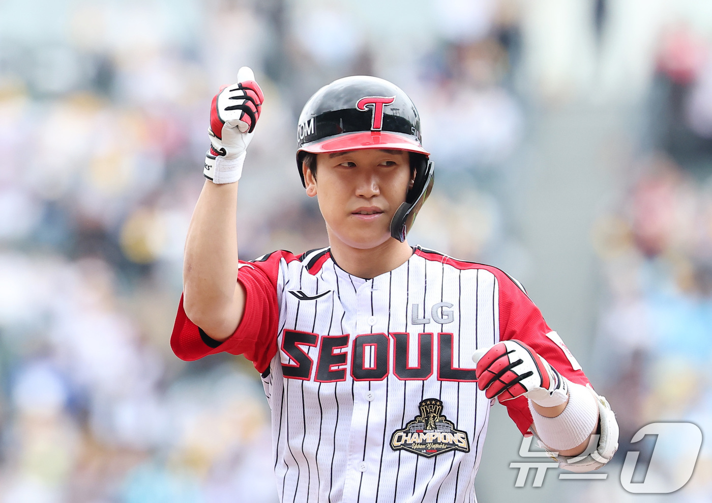 (서울=뉴스1) 김성진 기자 = 3일 서울 송파구 잠실야구장에서 열린 '2026 신한 SOL KBO리그' NC 다이노스와 LG 트윈스의 경기, LG 구본혁이 4회말 1사 2,3루 …