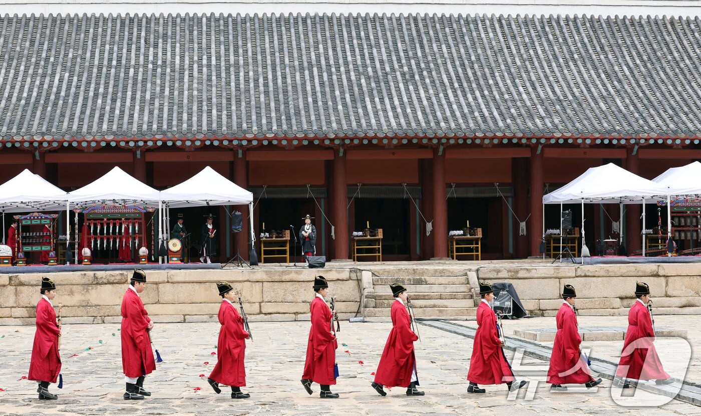 본문 이미지 - 휴일인 3일 서울 종로구 종묘 정전에서 유네스코 인류무형문화유산인 종묘대제가 거행되고 있다.  (공동취재) 2026.5.3 ⓒ 뉴스1 박지혜 기자