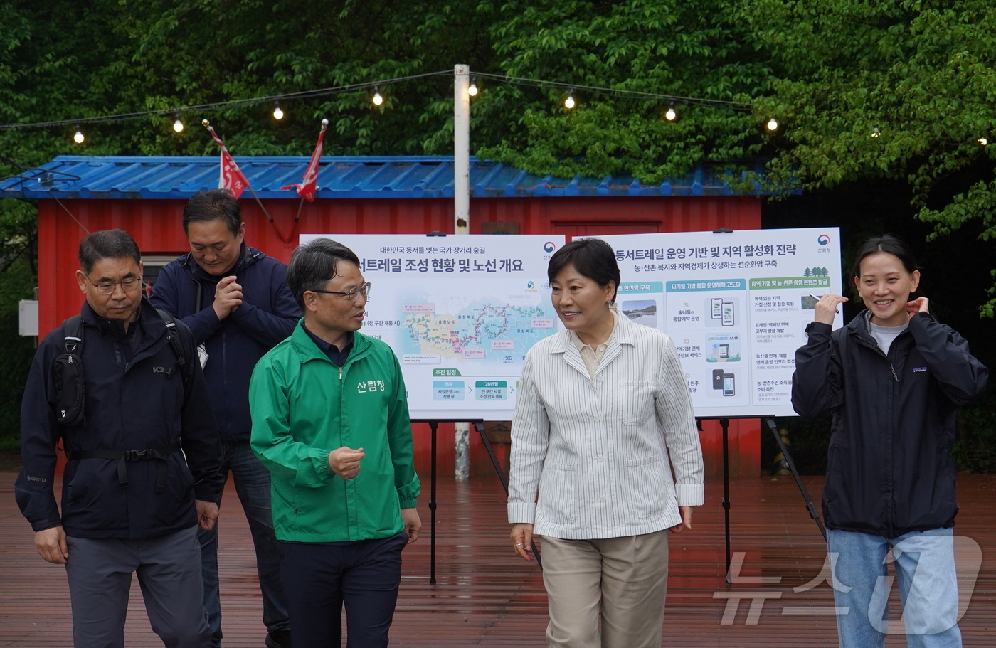 (서울=뉴스1) = 송미령 농림축산식품부 장관과 박은식 산림청장이 3일 홍성군에서 동서트레일 추진현황을 점검하고 있다. (산림청 제공. 재판매 및 DB 금지) 2026.5.3/뉴스 …