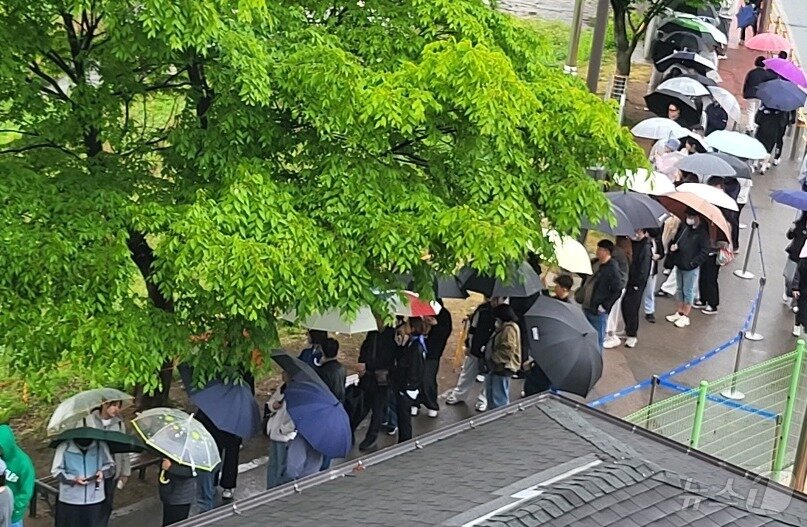 본문 이미지 - 조선 6대 임금 단종을 다룬 영화 '왕과 사는 남자'(왕사남)가 1670만여 누적 관객을 동원하면서 흥행한 가운데, 5월 첫 일요일인 3일 단종 유배지였던 강원 영월군 청령포도 몰려든 여행객들로 인기를 끌고 있다. 이날 비 날씨에도 여행객들은 우산을 들거나 우비를 착용하면서 청령포에서 배를 타기 위해 대기하는 모습을 보여줬다. 2026.5.3 ⓒ 뉴스1 신관호 기자