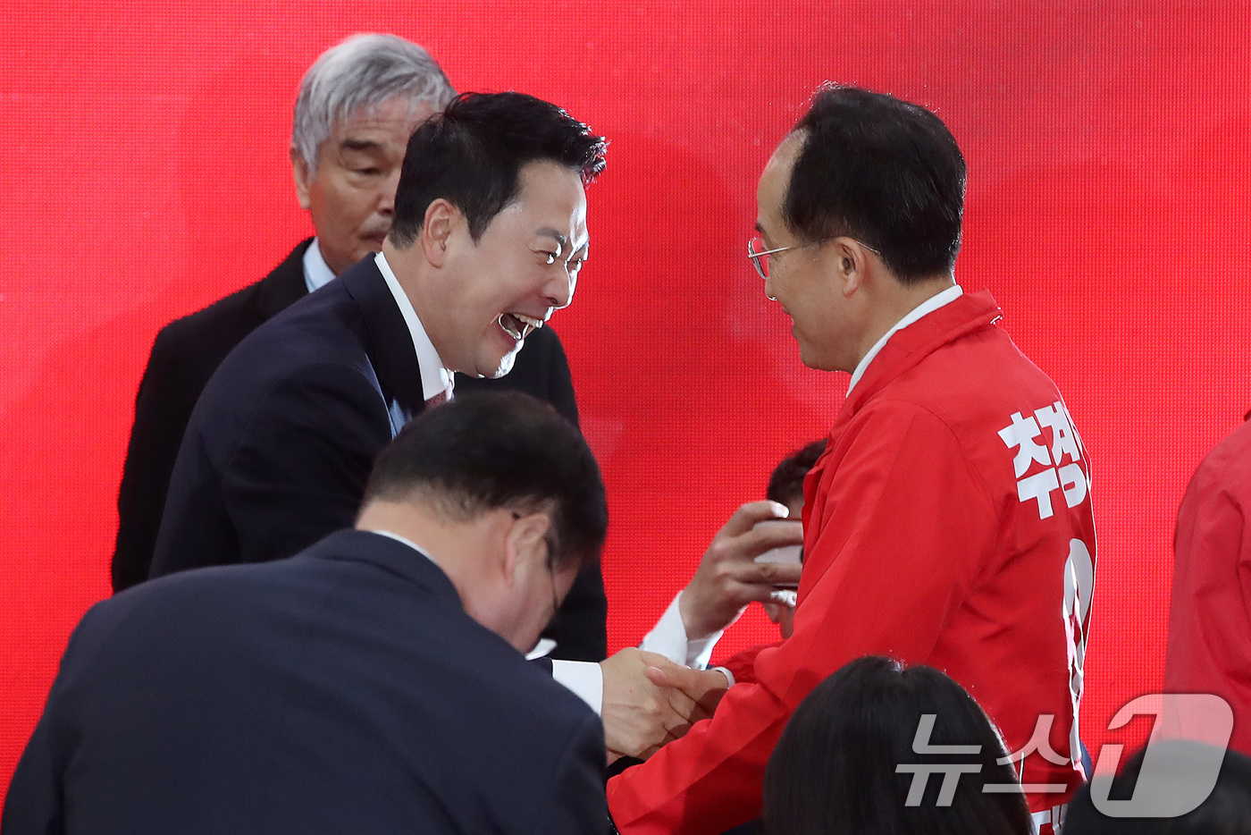 (대구=뉴스1) 공정식 기자 = 추경호 국민의힘 대구시장 후보(오른쪽)가 3일 오후 대구 수성구 선거사무소 개소식에서 장동혁 대표와 인사 나누고 있다. 2026.5.3/뉴스1