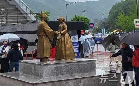 (영월=뉴스1) 신관호 기자 = 조선 6대 임금 단종을 다룬 영화 \'왕과 사는 남자\'(왕사남)가 1670만여 누적 관객을 동원하면서 흥행한 가운데, 5월 첫 일요일인 3일 단종 …